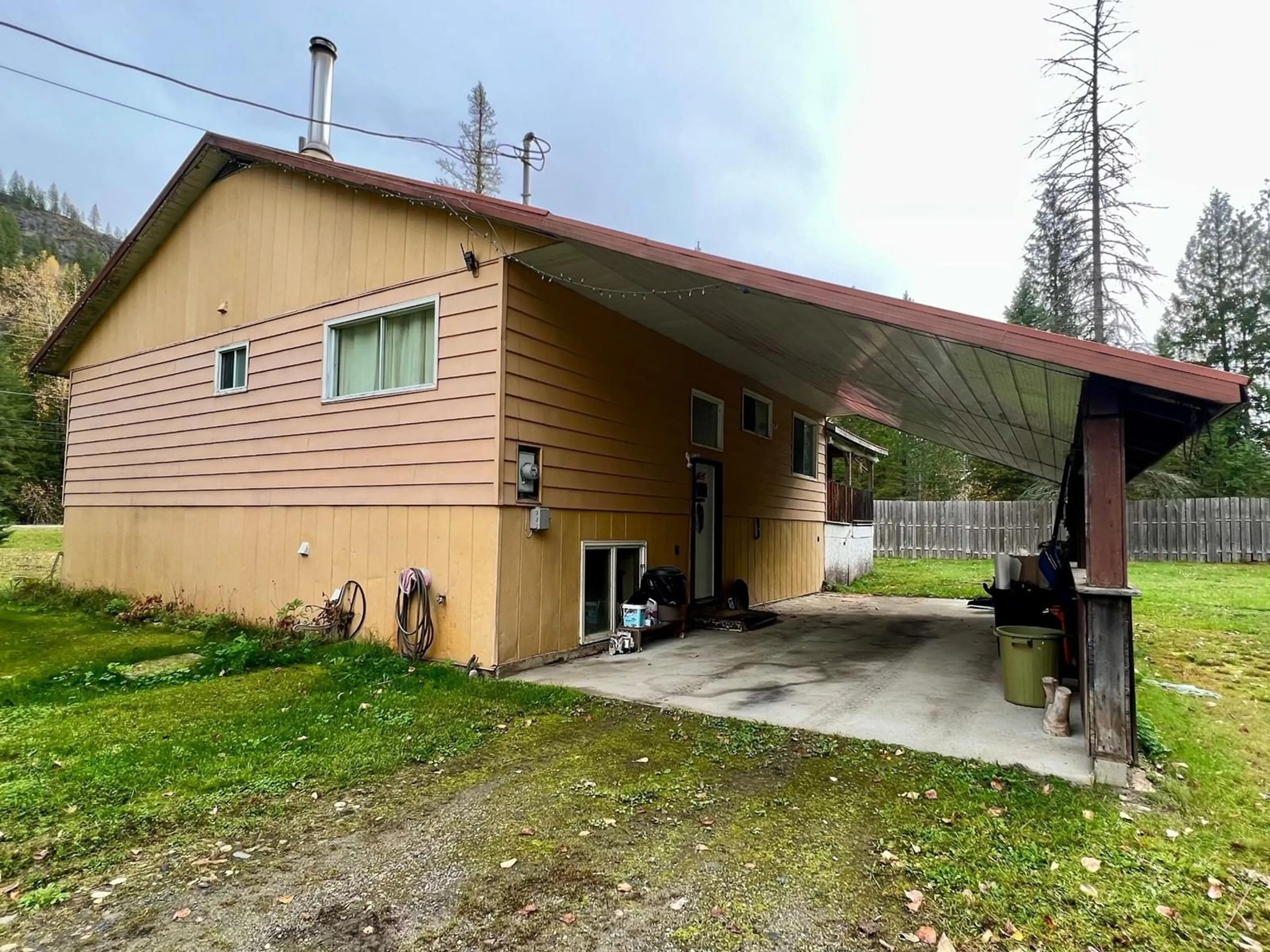 Frontside or backside of a home for 1628 AIRPORT ROAD, Salmo British Columbia V0G1Z0