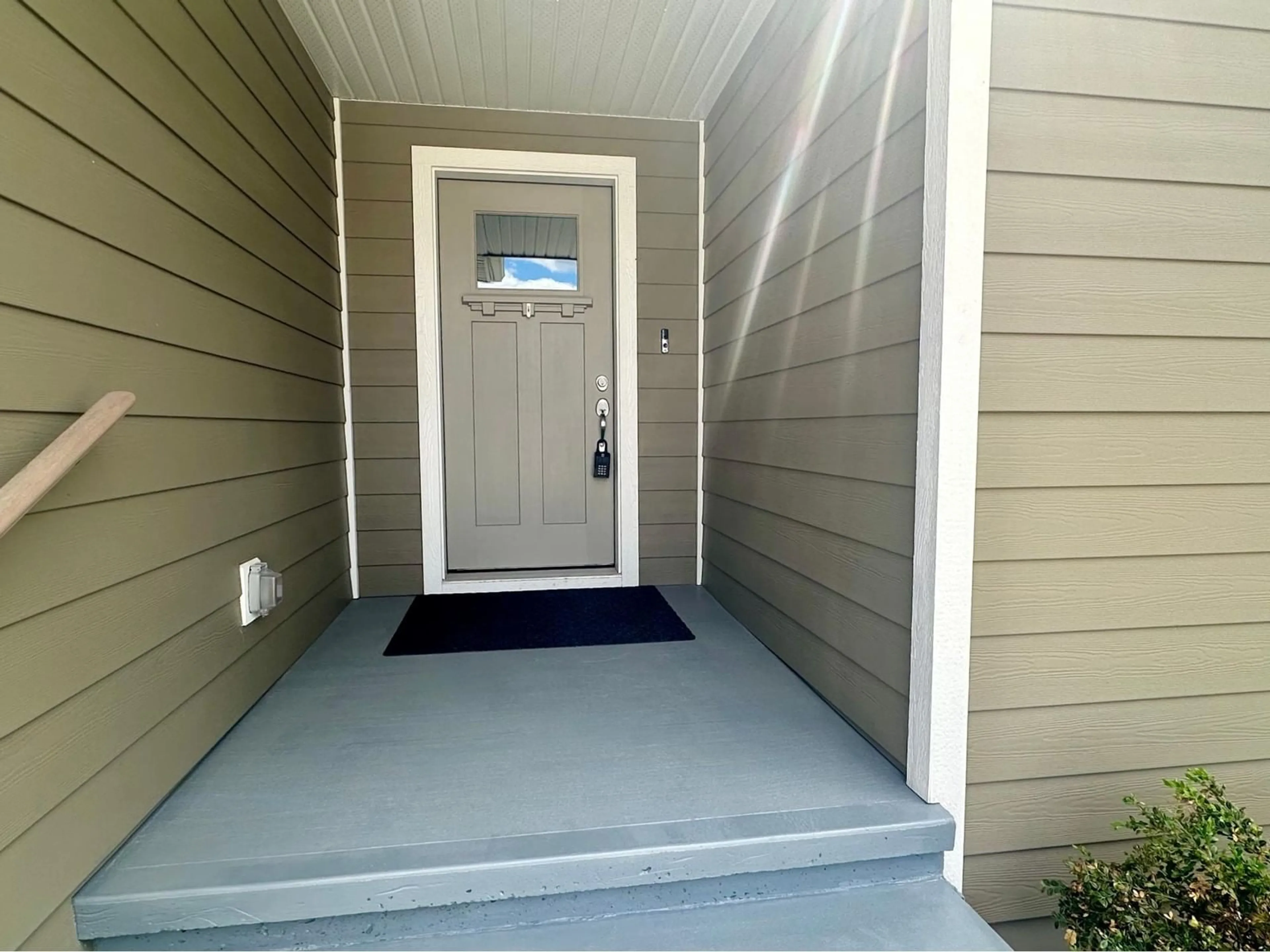 Indoor entryway, cement floor for 1516 ROSEWOOD Lane, Castlegar British Columbia V1N4X7