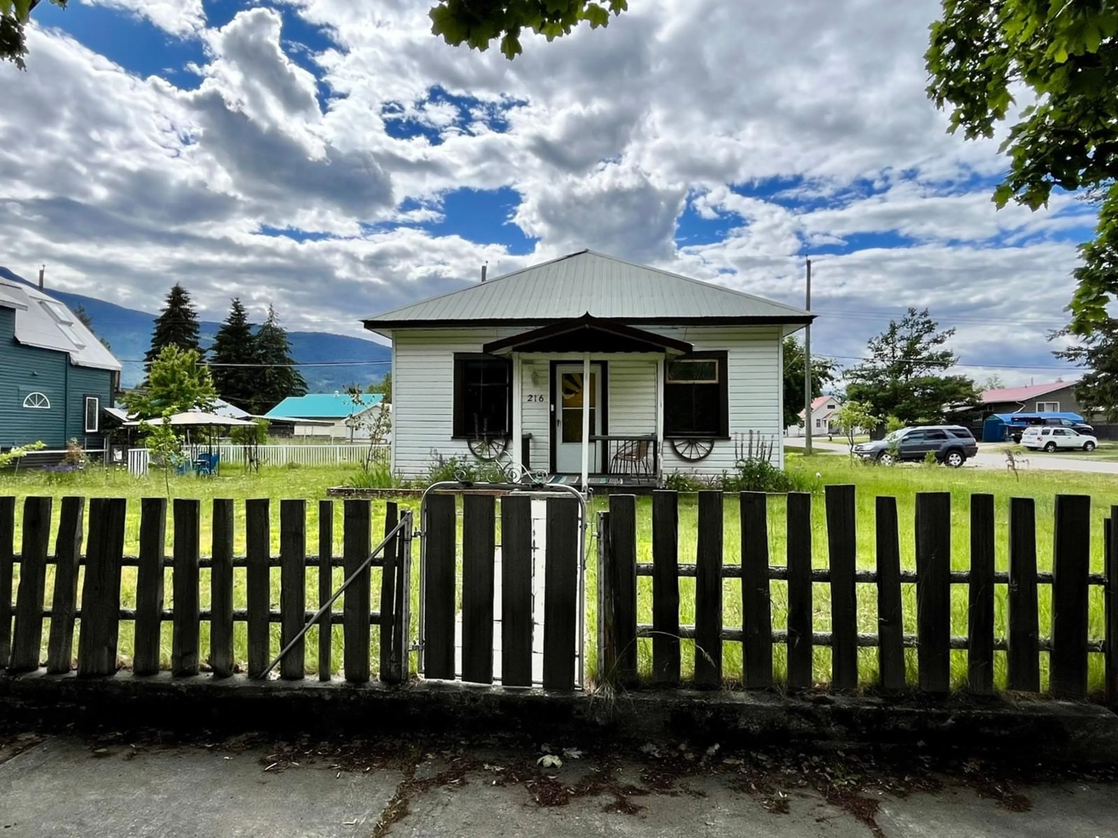 Cottage for 216 4TH AVENUE, Nakusp British Columbia V0G1R0