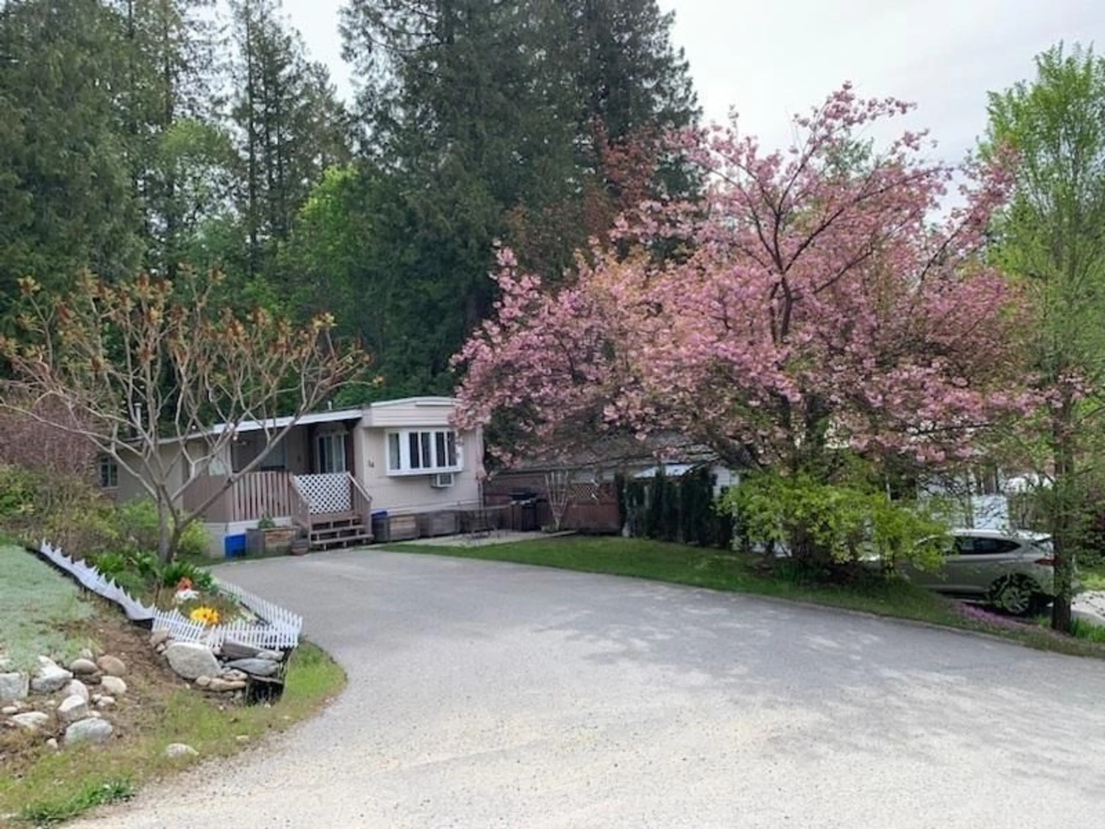 Outside view for 14 - 4029 BROADWATER RD, Robson British Columbia V1N4V6