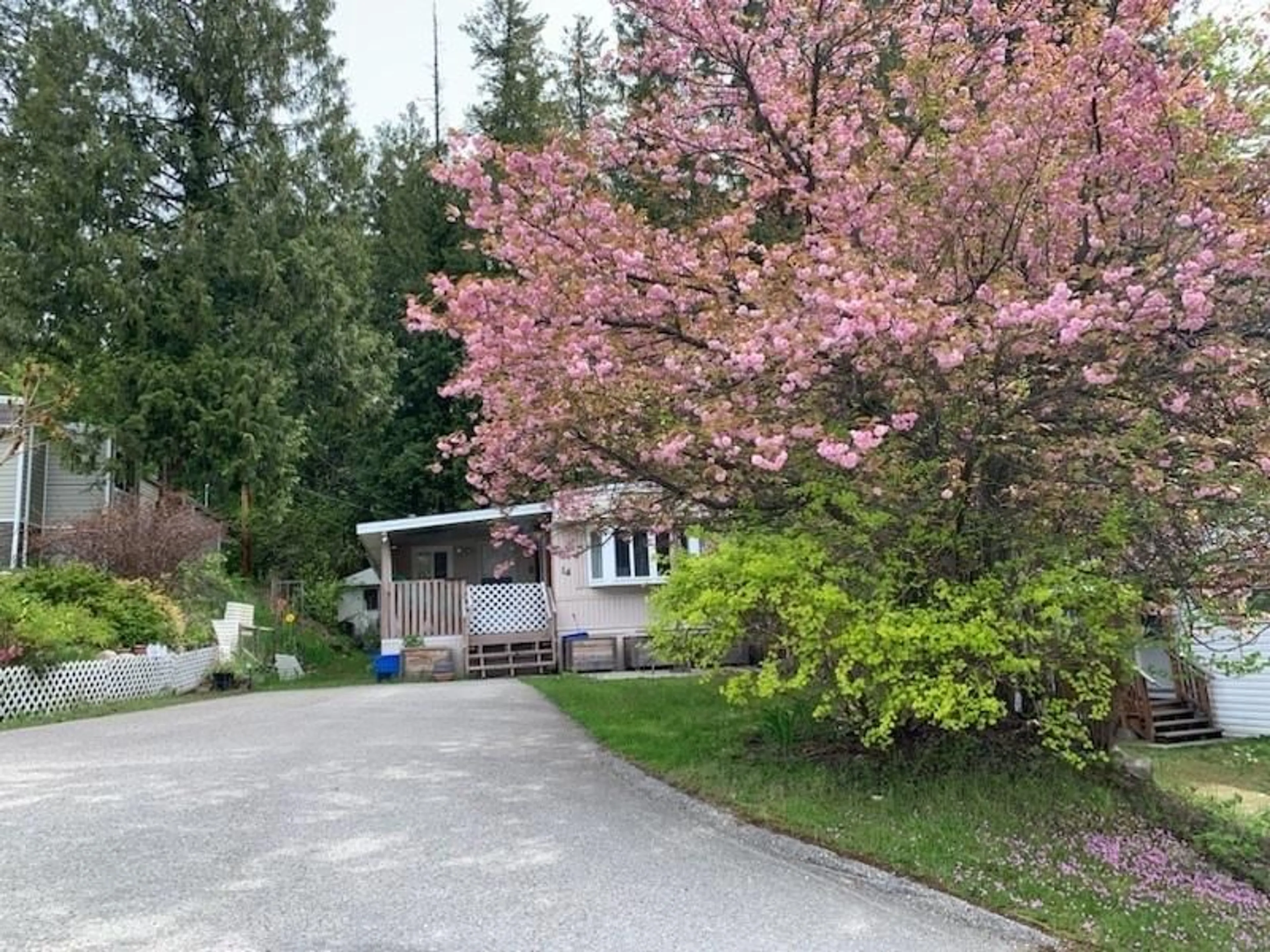 Outside view for 14 - 4029 BROADWATER RD, Robson British Columbia V1N4V6