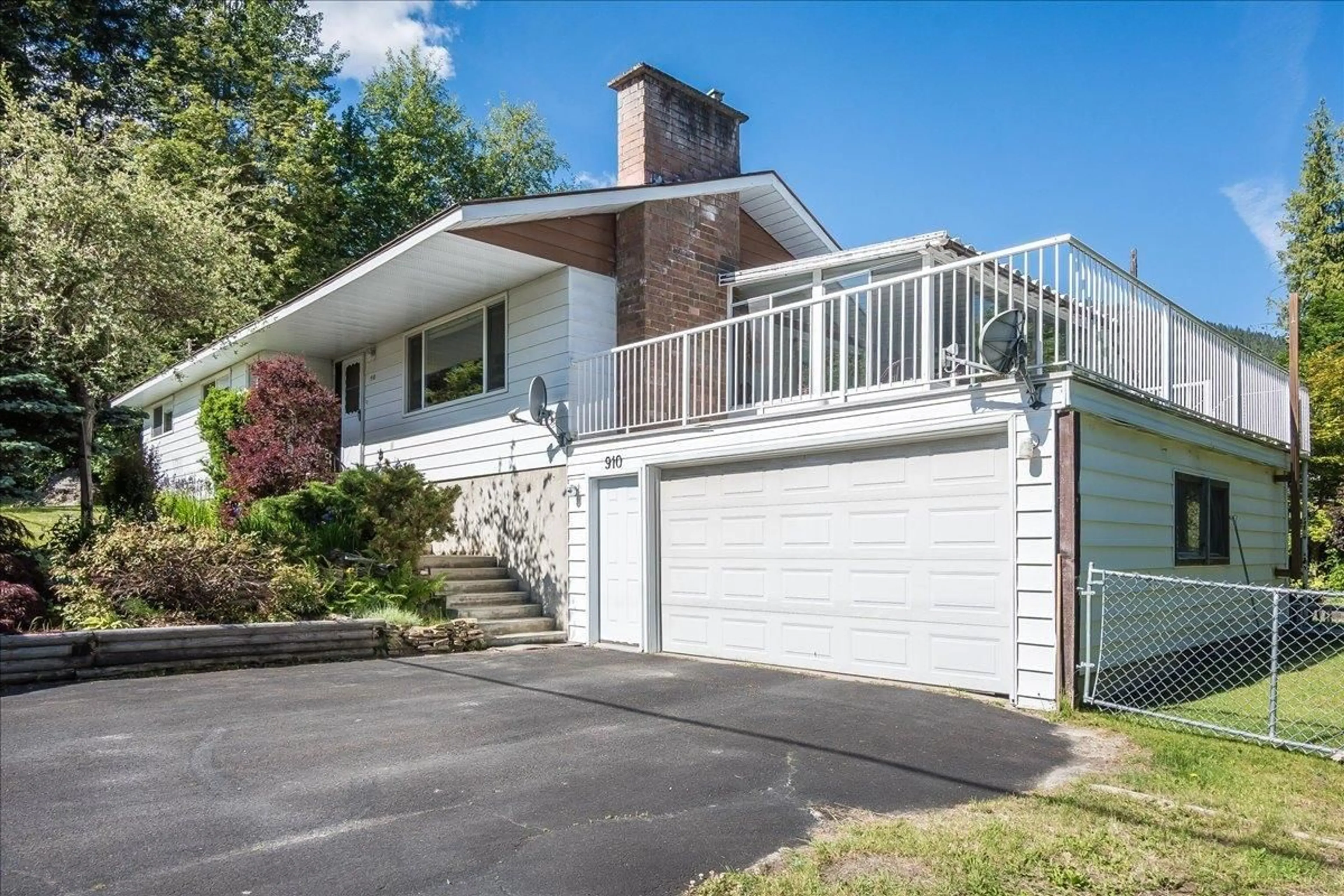 Frontside or backside of a home for 910 GILKER STREET, Nelson British Columbia V1L5L8