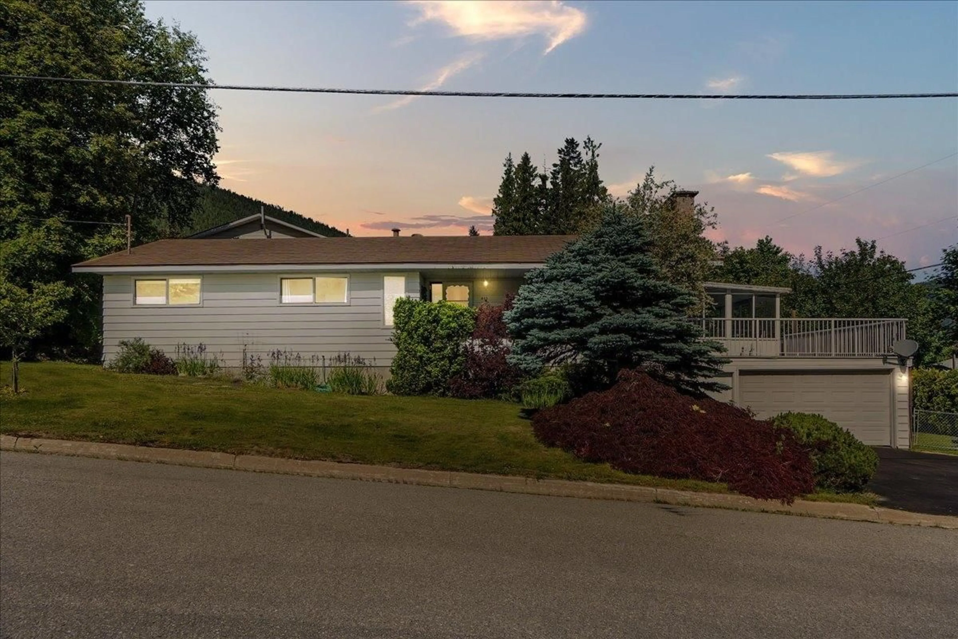 Frontside or backside of a home for 910 GILKER STREET, Nelson British Columbia V1L5L8