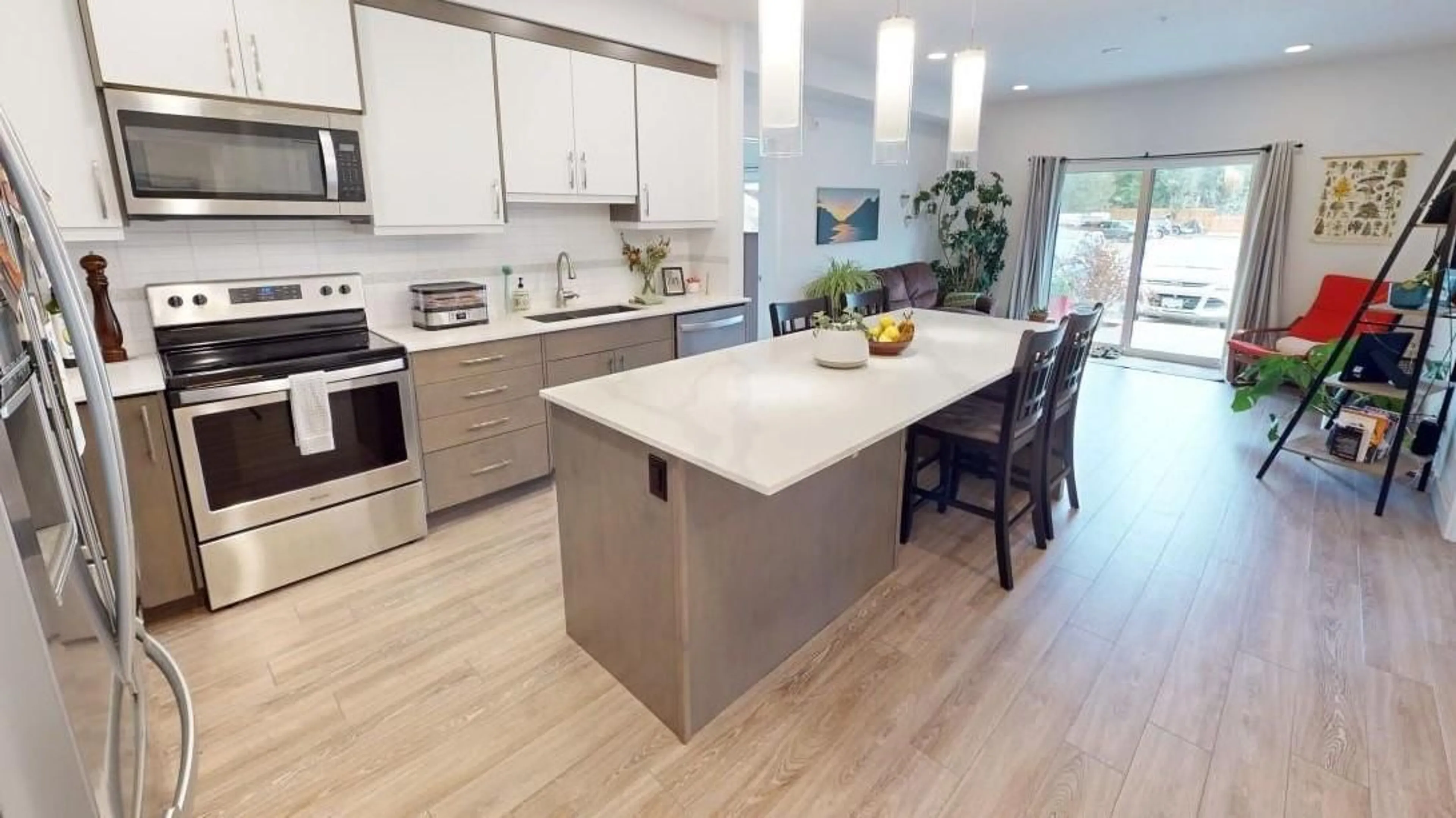 Contemporary kitchen for 2102 - 410 5TH AVENUE S, Golden British Columbia V0A1H0