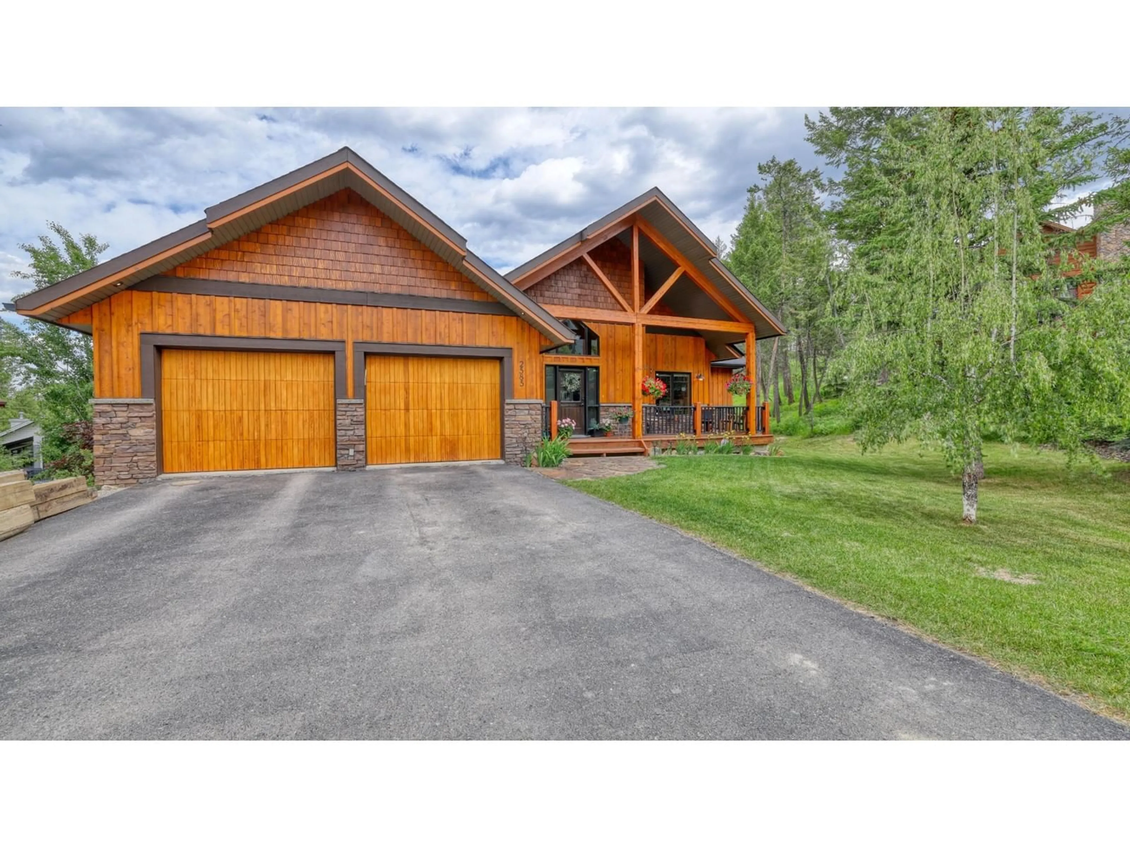 Indoor garage for 2585 SANDSTONE MANOR, Invermere British Columbia V0A1K4