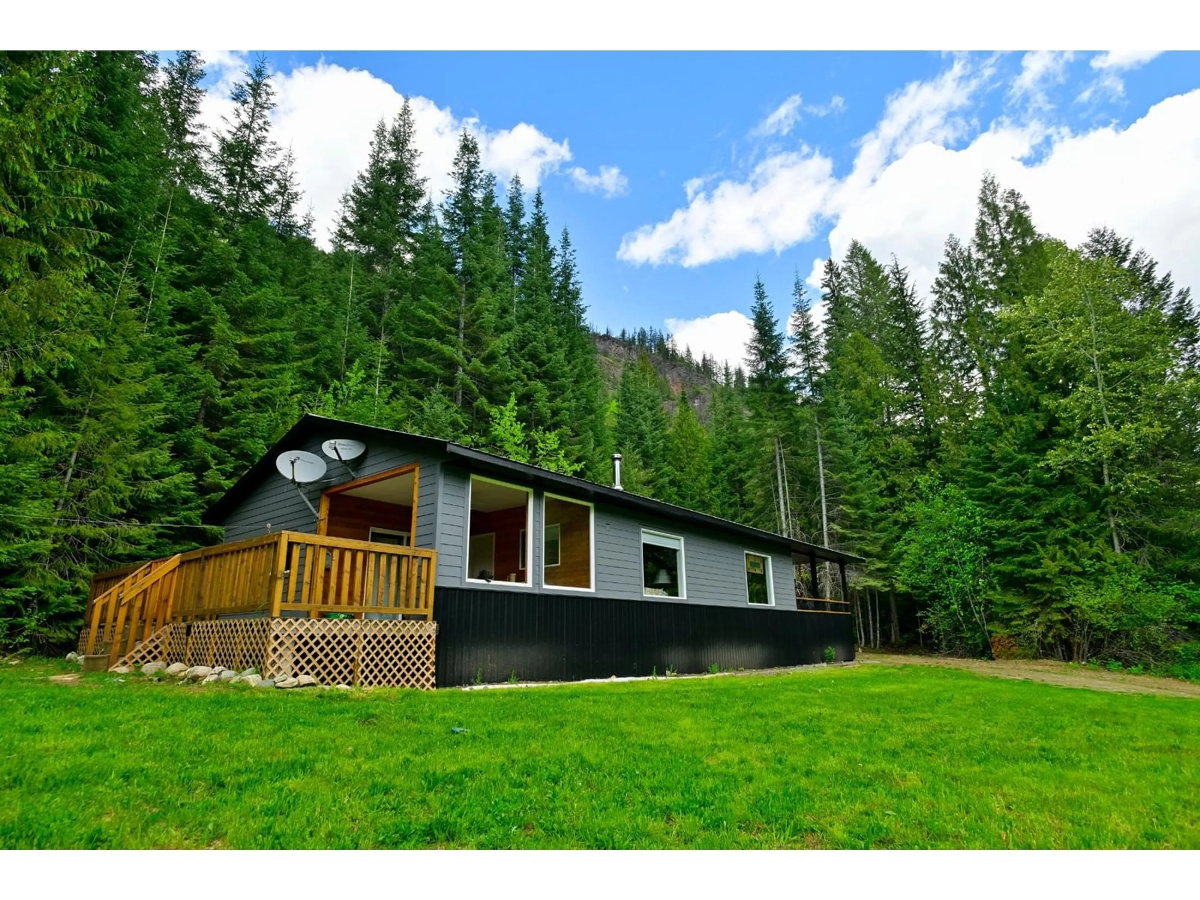 Cottage for 8114 HIGHWAY 6, Salmo British Columbia V0G1Z0