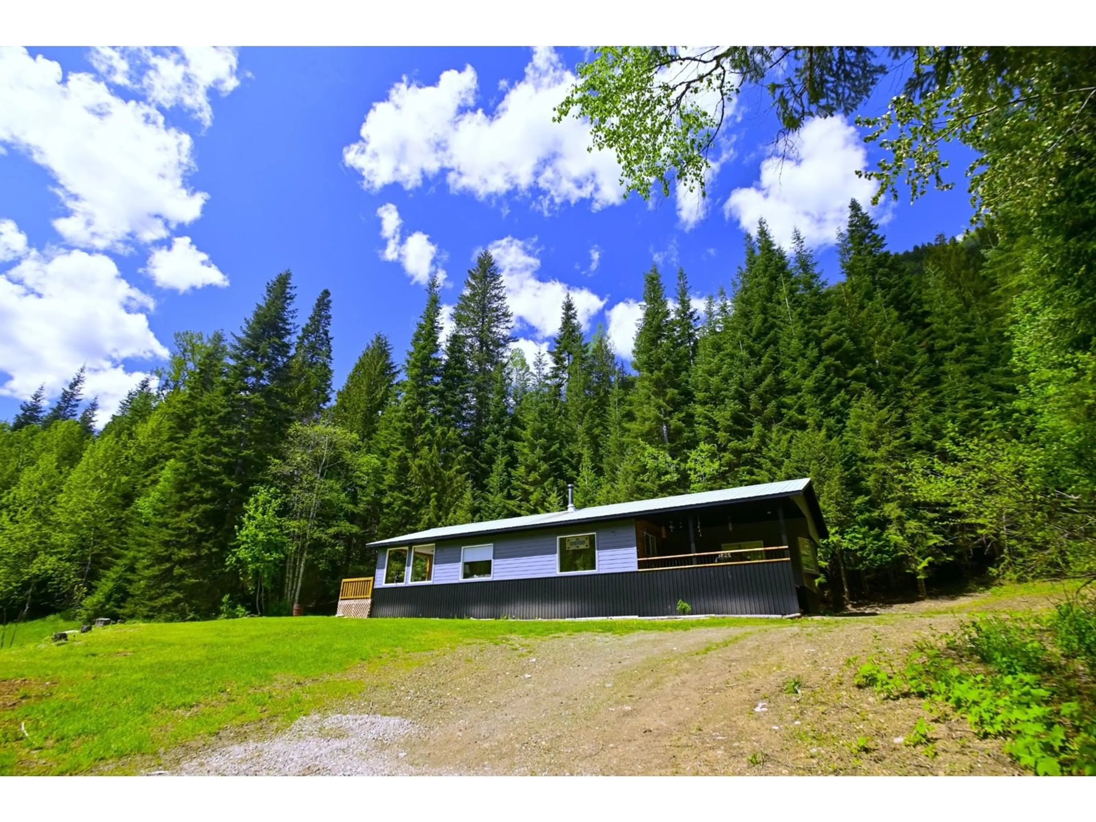 Cottage for 8114 HIGHWAY 6, Salmo British Columbia V0G1Z0