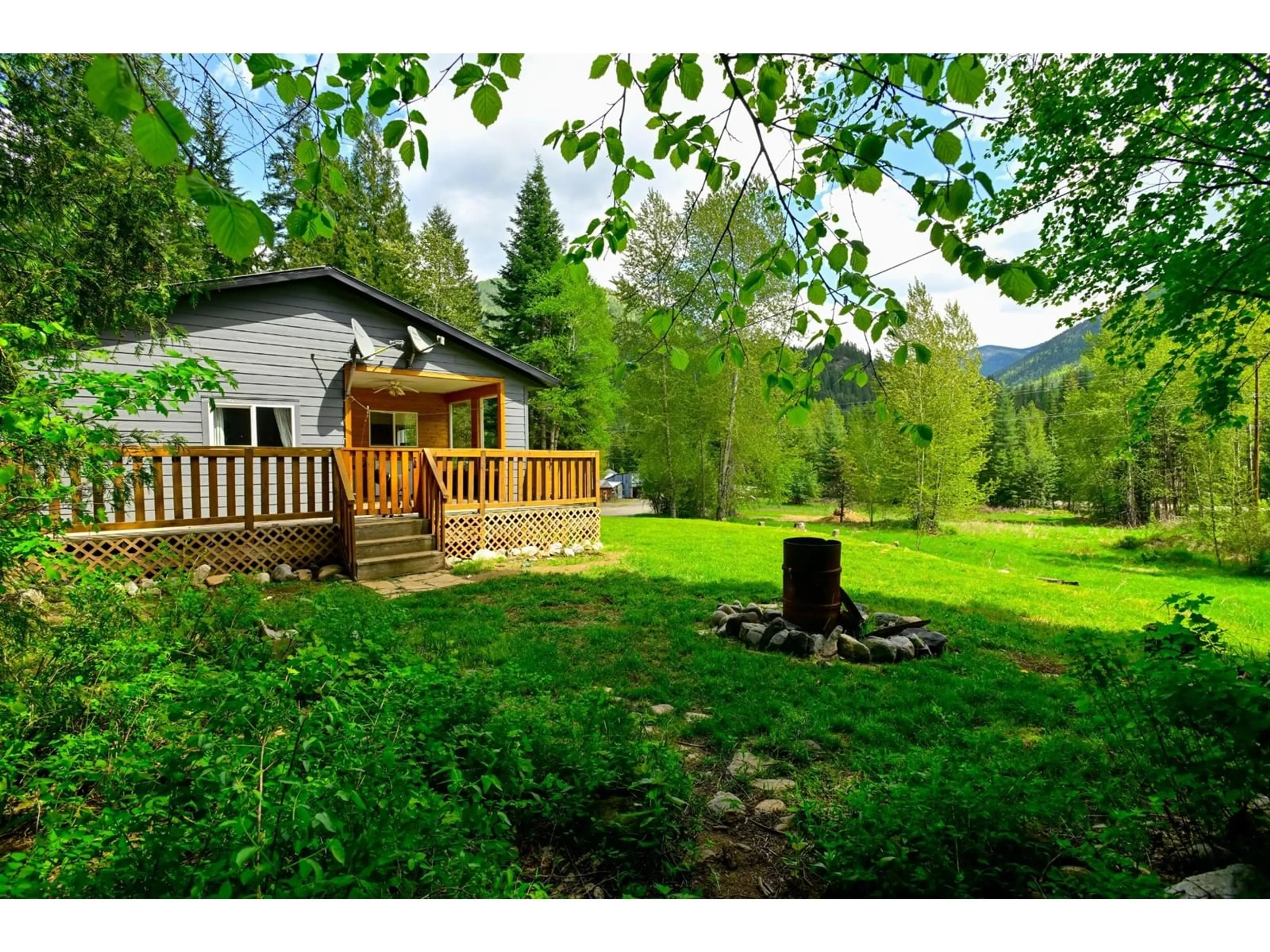 Cottage for 8114 HIGHWAY 6, Salmo British Columbia V0G1Z0