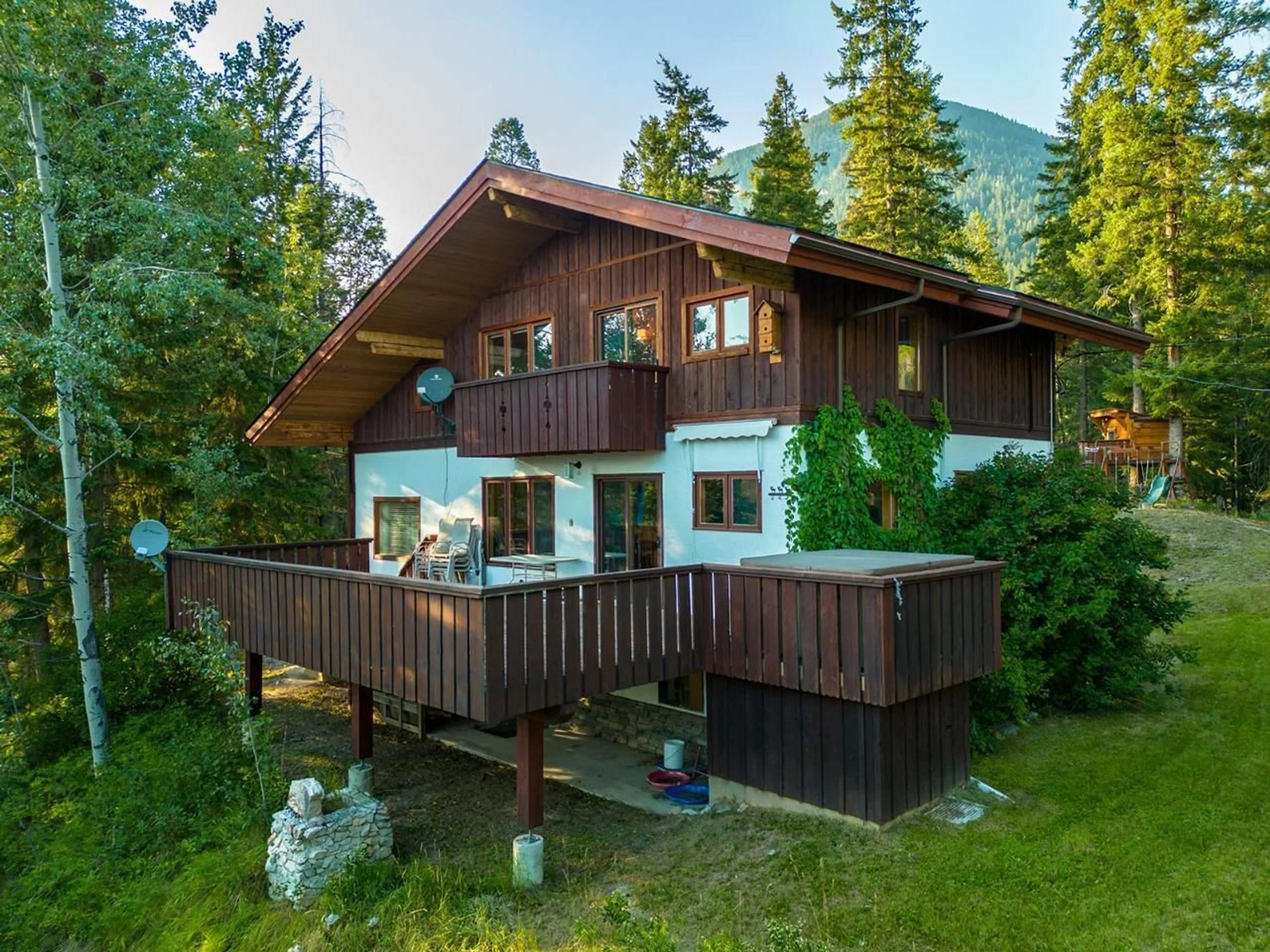 Frontside or backside of a home, cottage for 933 OSTER Road, Golden British Columbia V0A1H1