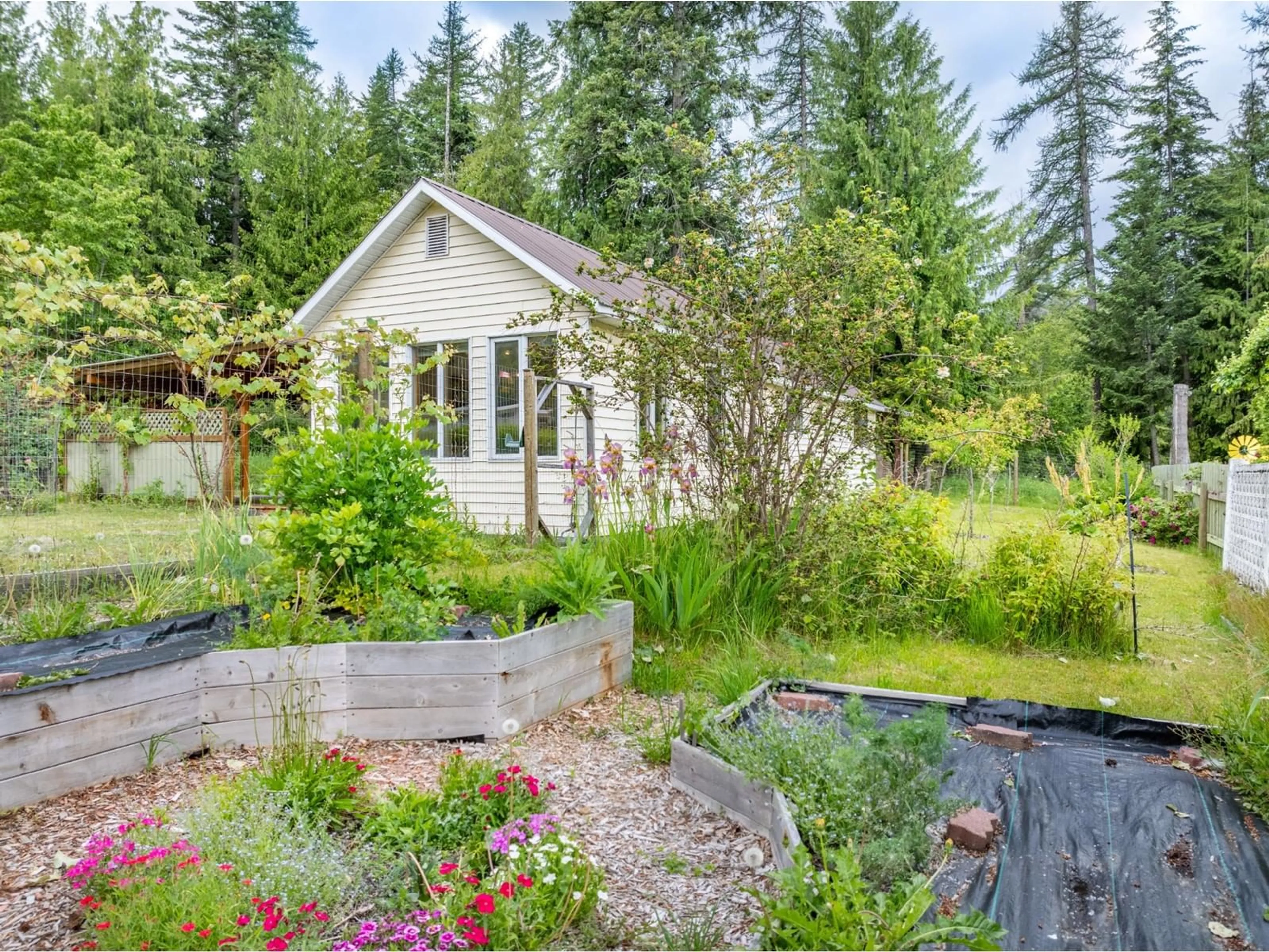 Cottage for 1521 HEARST AVENUE, Riondel British Columbia V0B2B0