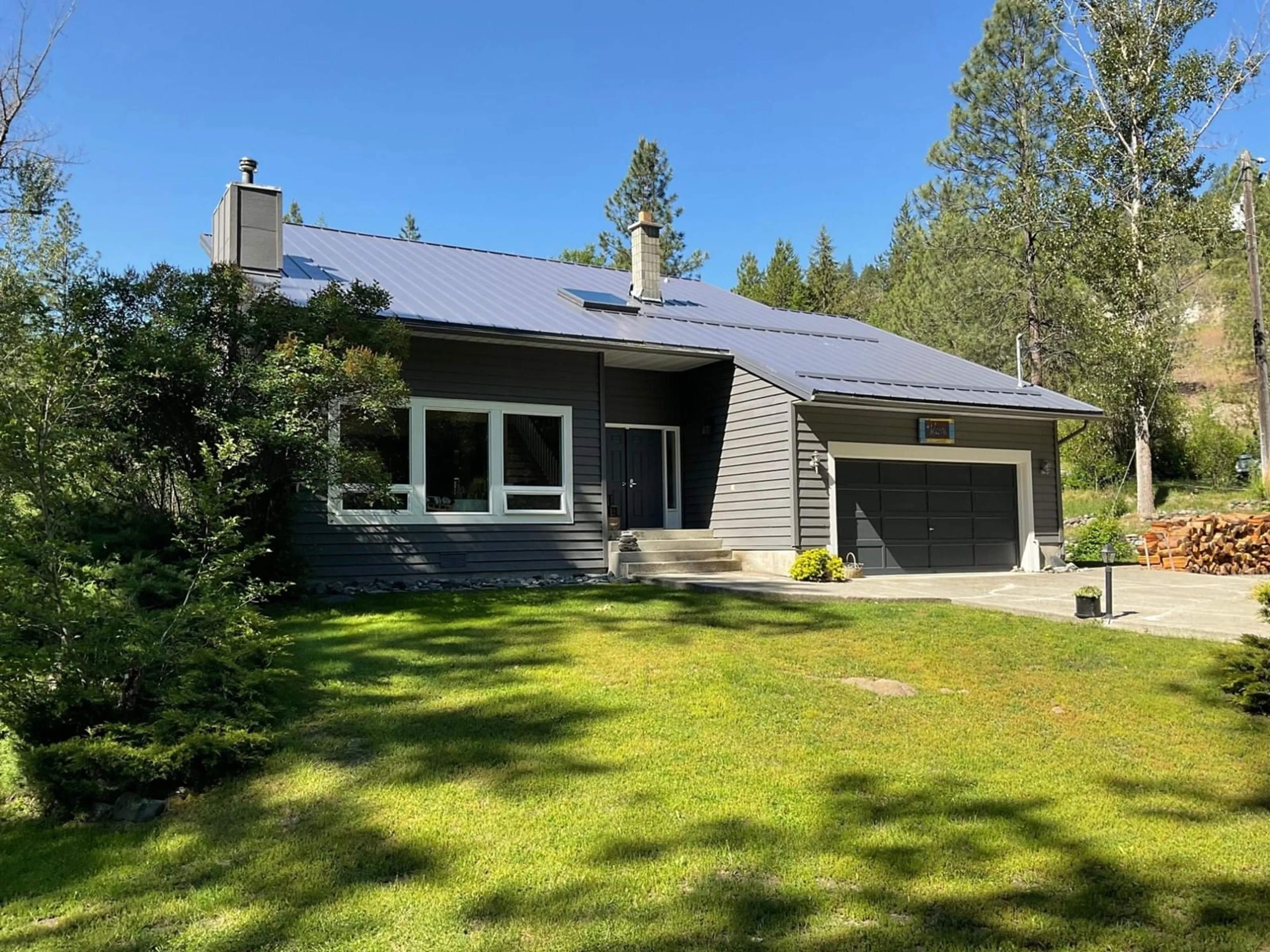 Frontside or backside of a home, cottage for 1920 3 Highway, Midway British Columbia V0H1M0