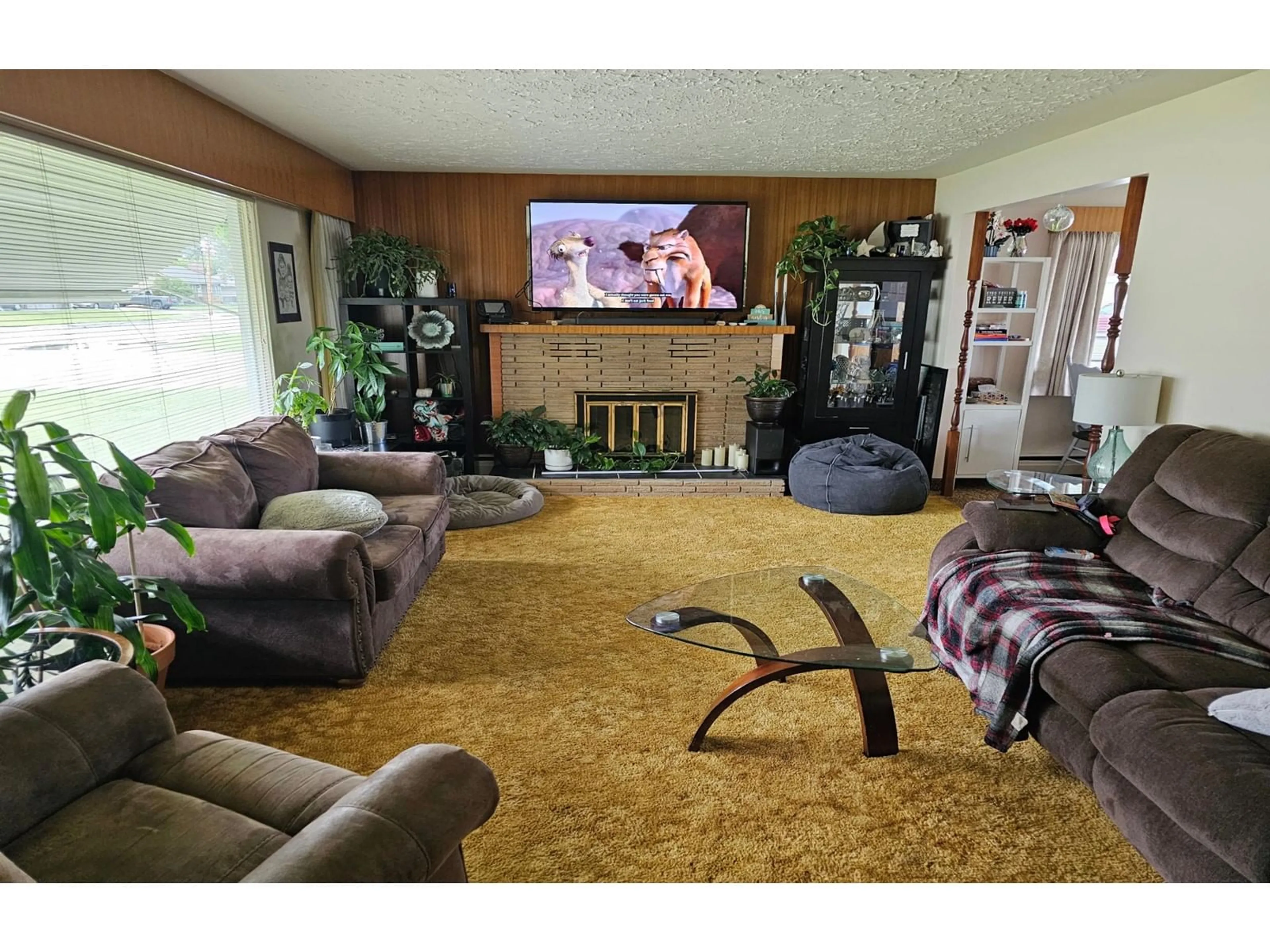 Living room, carpet floors for 700 12TH  S Avenue, Cranbrook British Columbia V1C2T2