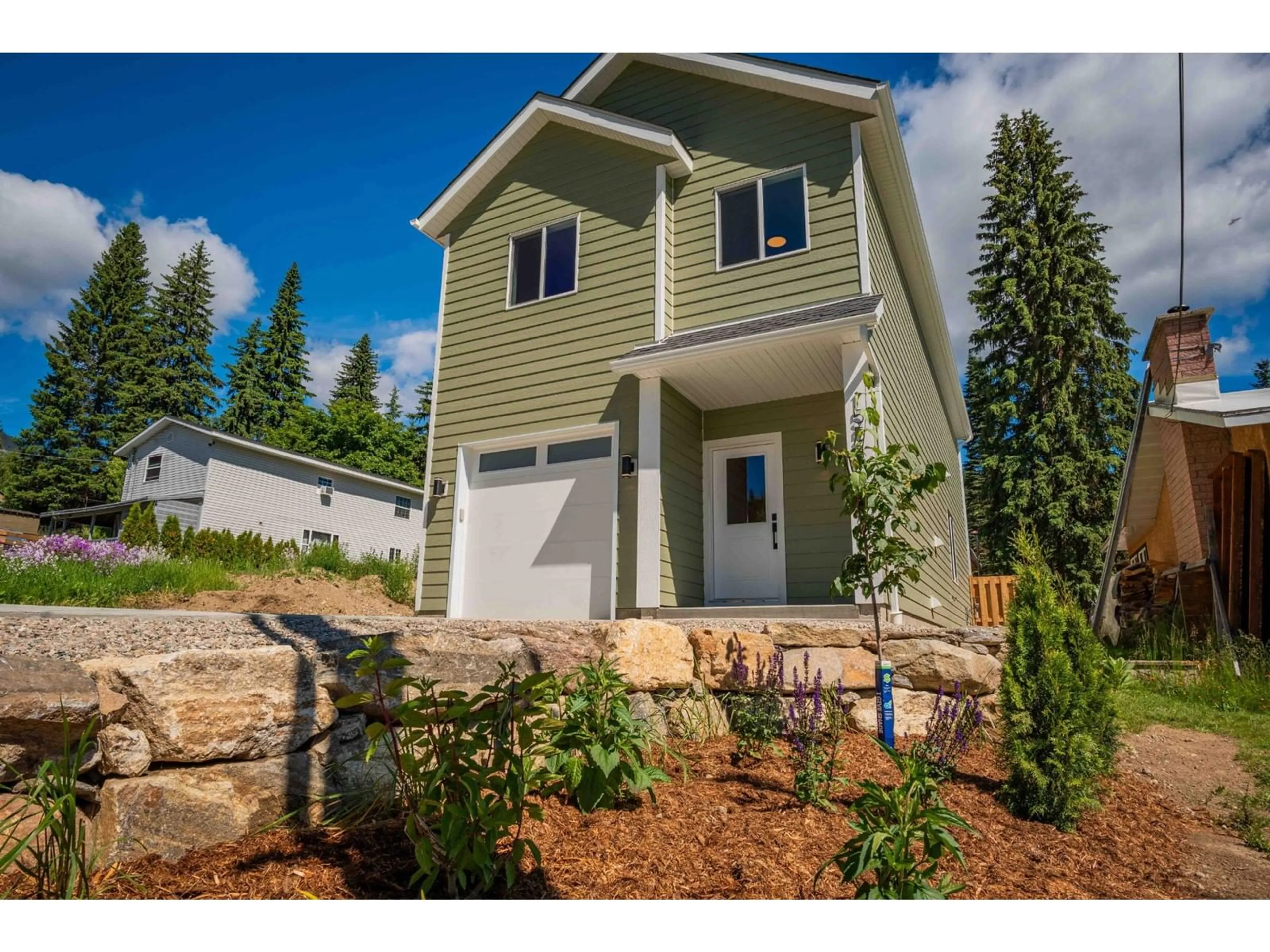 Frontside or backside of a home for 1554 COOK AVENUE, Rossland British Columbia V0G1Y0