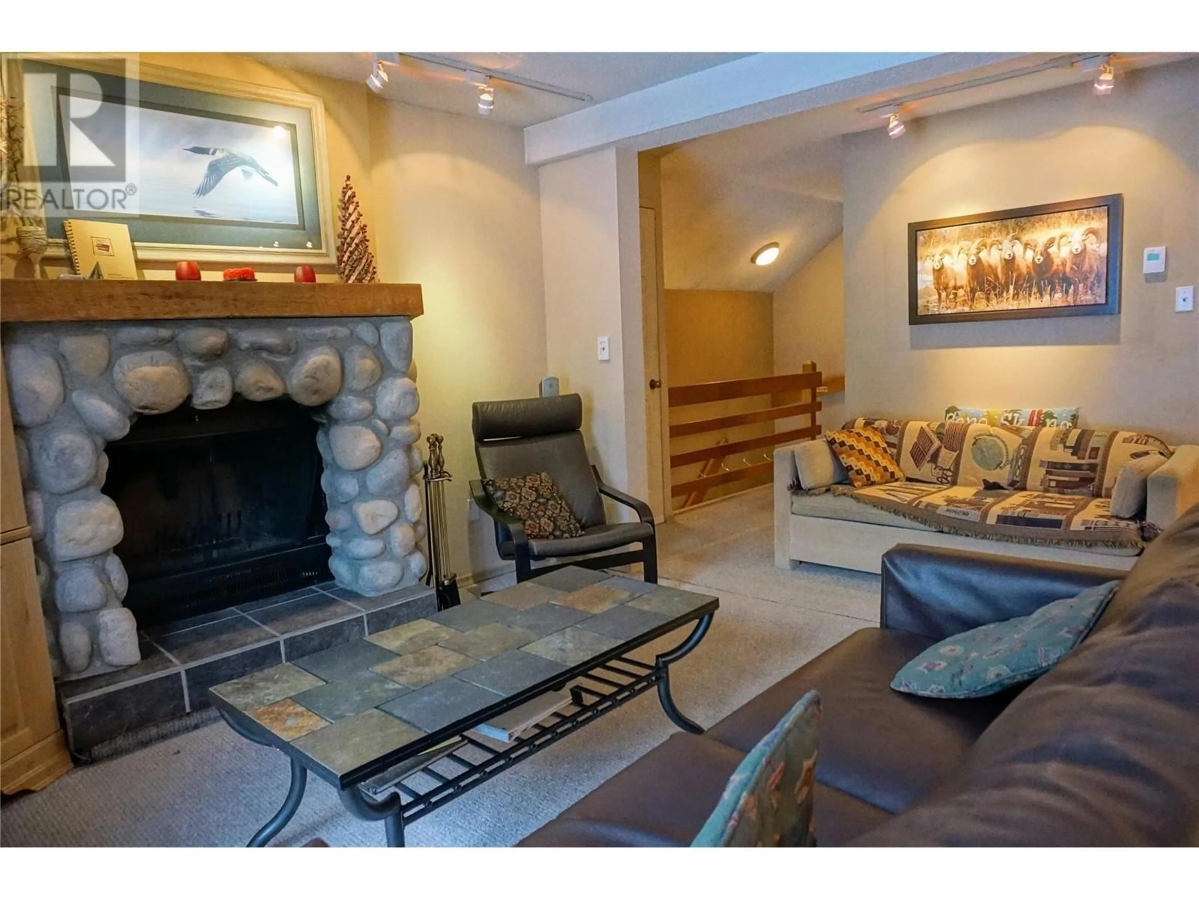 Lobby for 1007 - 2030 PANORAMA DRIVE, Panorama British Columbia V0A1T0