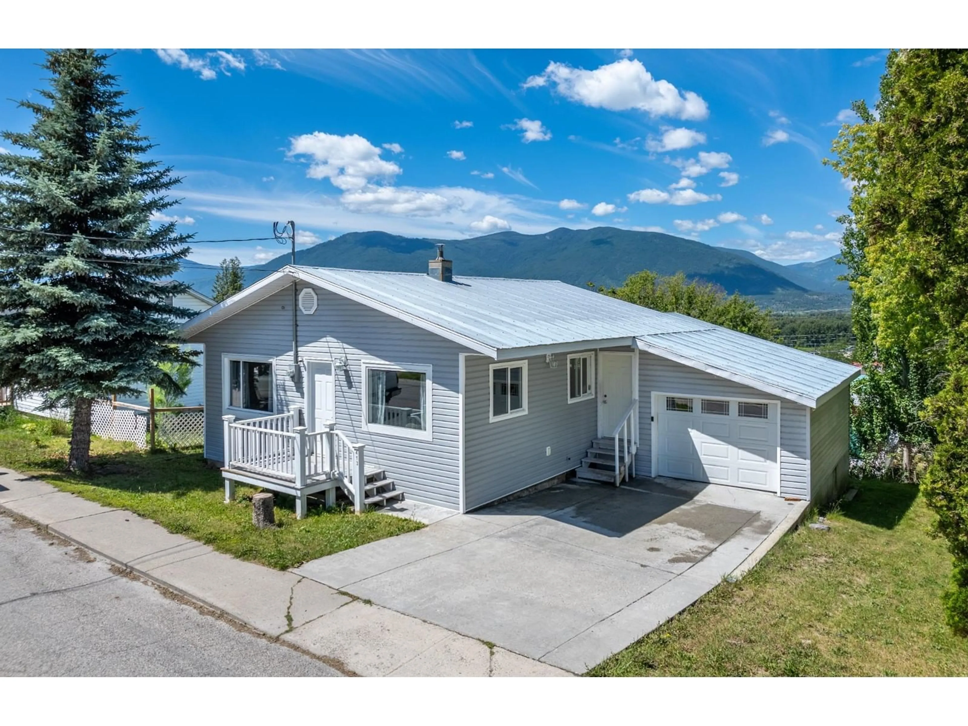 Frontside or backside of a home for 413 9TH AVENUE S, Creston British Columbia V0B1G0