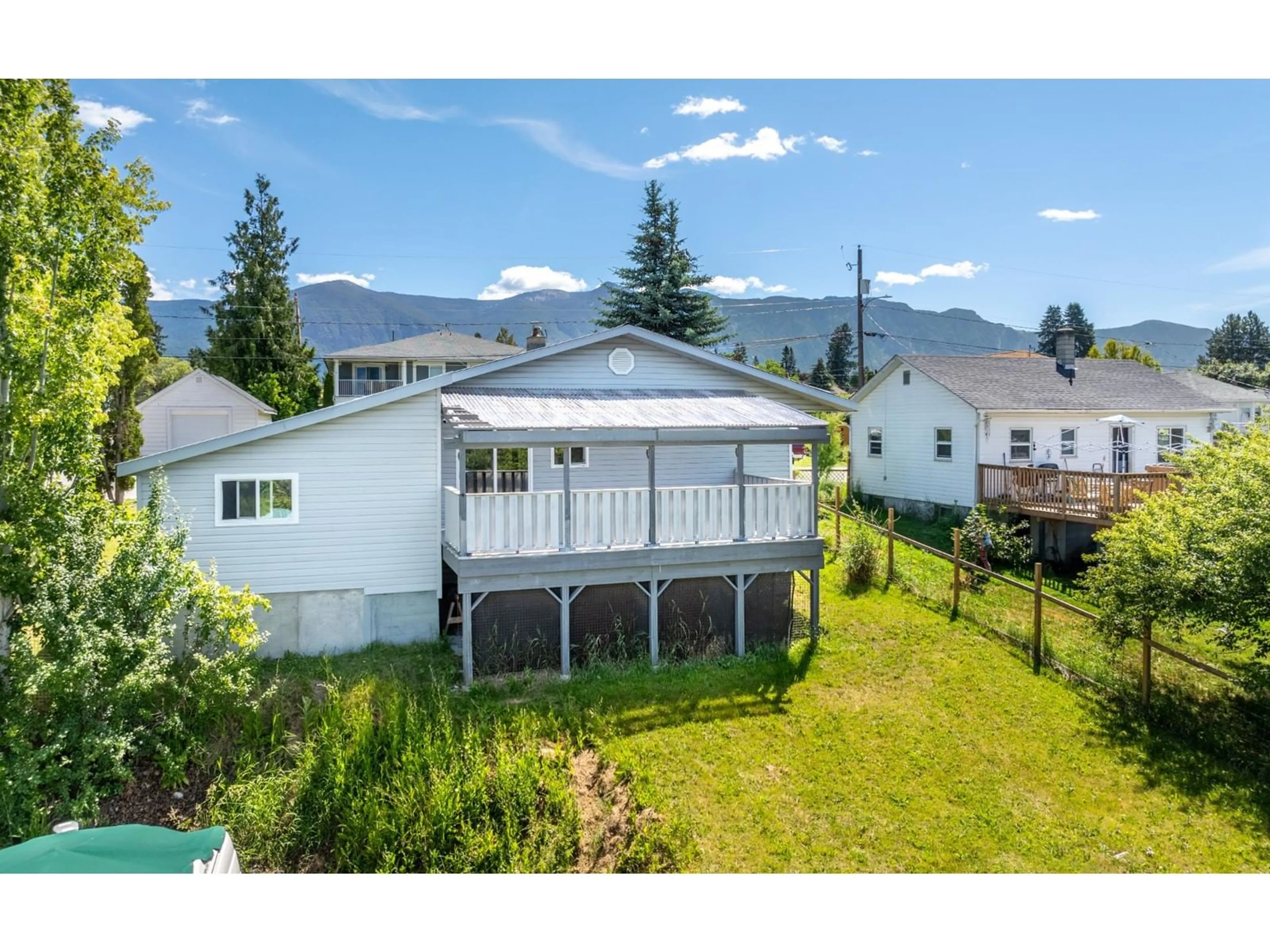 Frontside or backside of a home for 413 9TH AVENUE S, Creston British Columbia V0B1G0