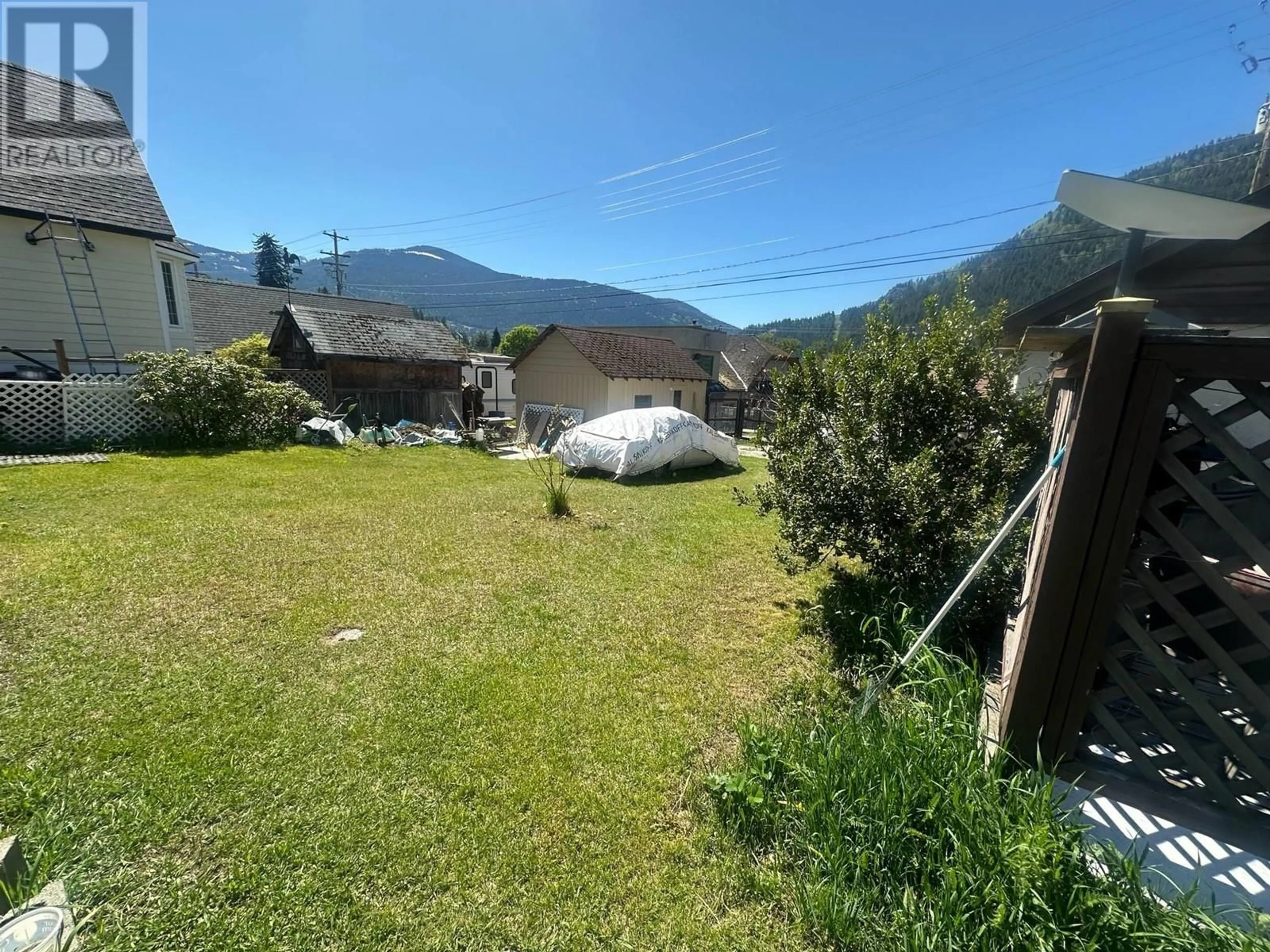 A pic from outside/outdoor area/front of a property/back of a property/a pic from drone, mountain view for 510 KOKANEE AVENUE, Nelson British Columbia V1L3P1