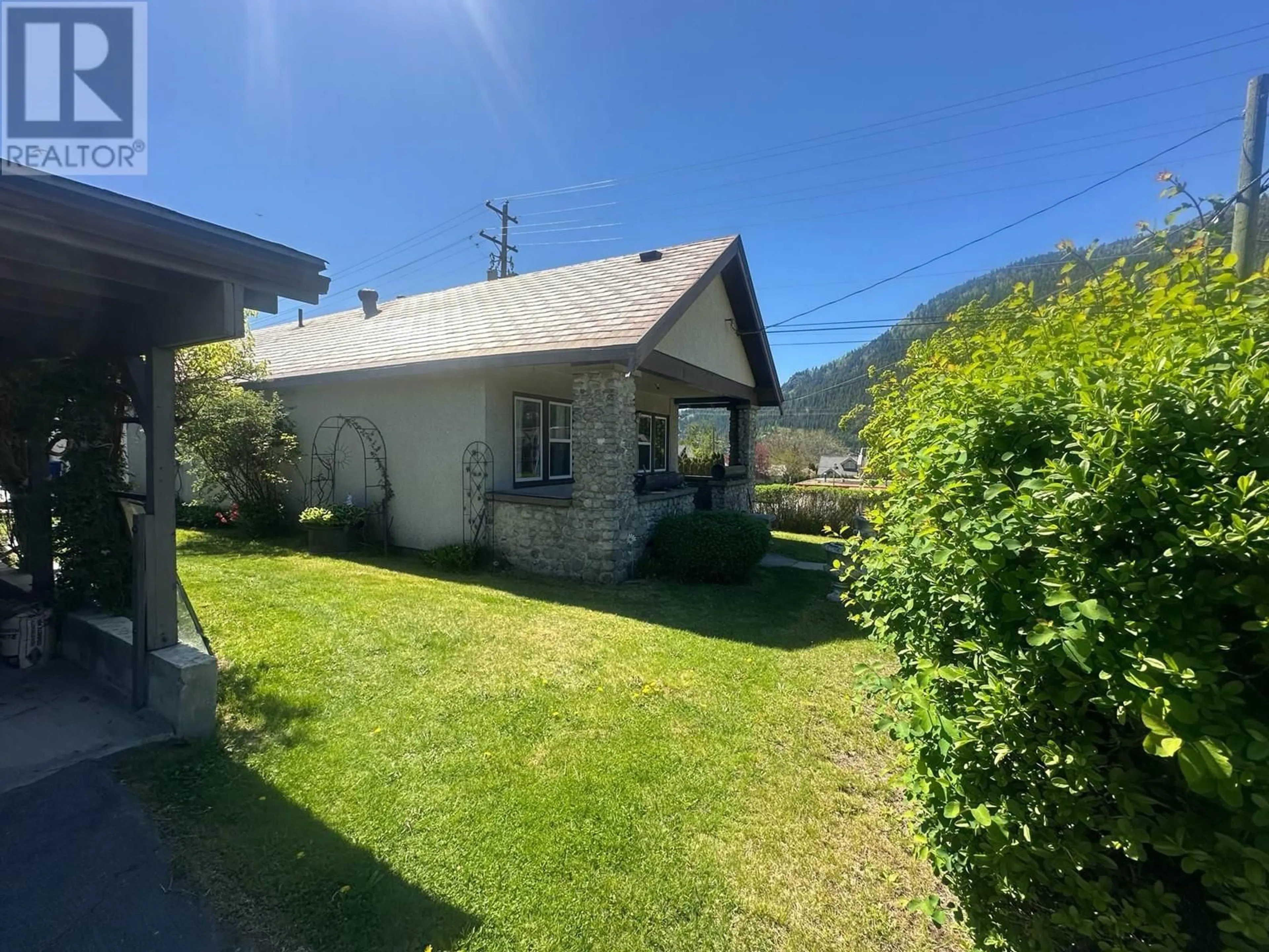 A pic from outside/outdoor area/front of a property/back of a property/a pic from drone, street for 510 KOKANEE AVENUE, Nelson British Columbia V1L3P1