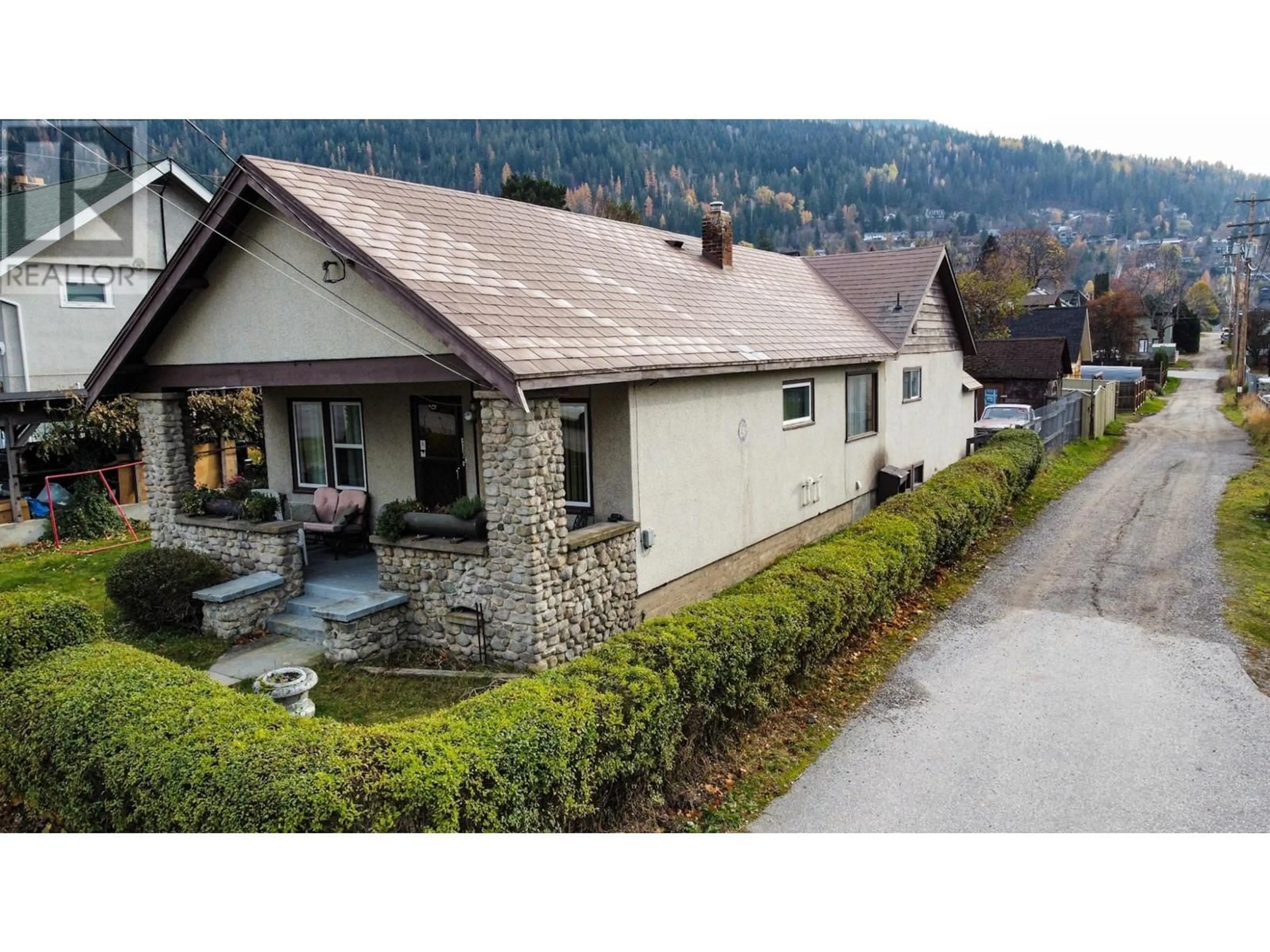 A pic from outside/outdoor area/front of a property/back of a property/a pic from drone, mountain view for 510 KOKANEE AVENUE, Nelson British Columbia V1L3P1
