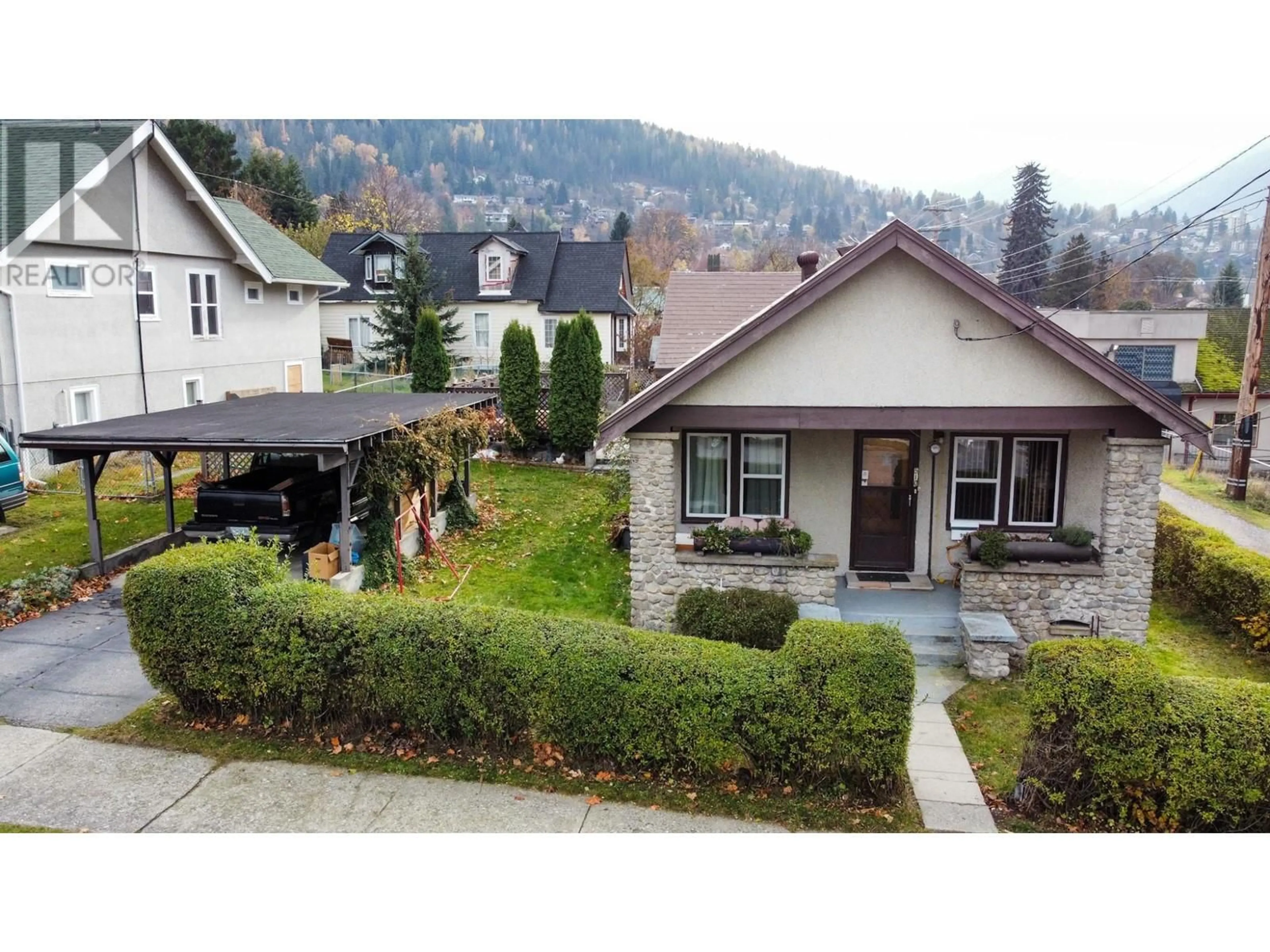 A pic from outside/outdoor area/front of a property/back of a property/a pic from drone, mountain view for 510 KOKANEE AVENUE, Nelson British Columbia V1L3P1