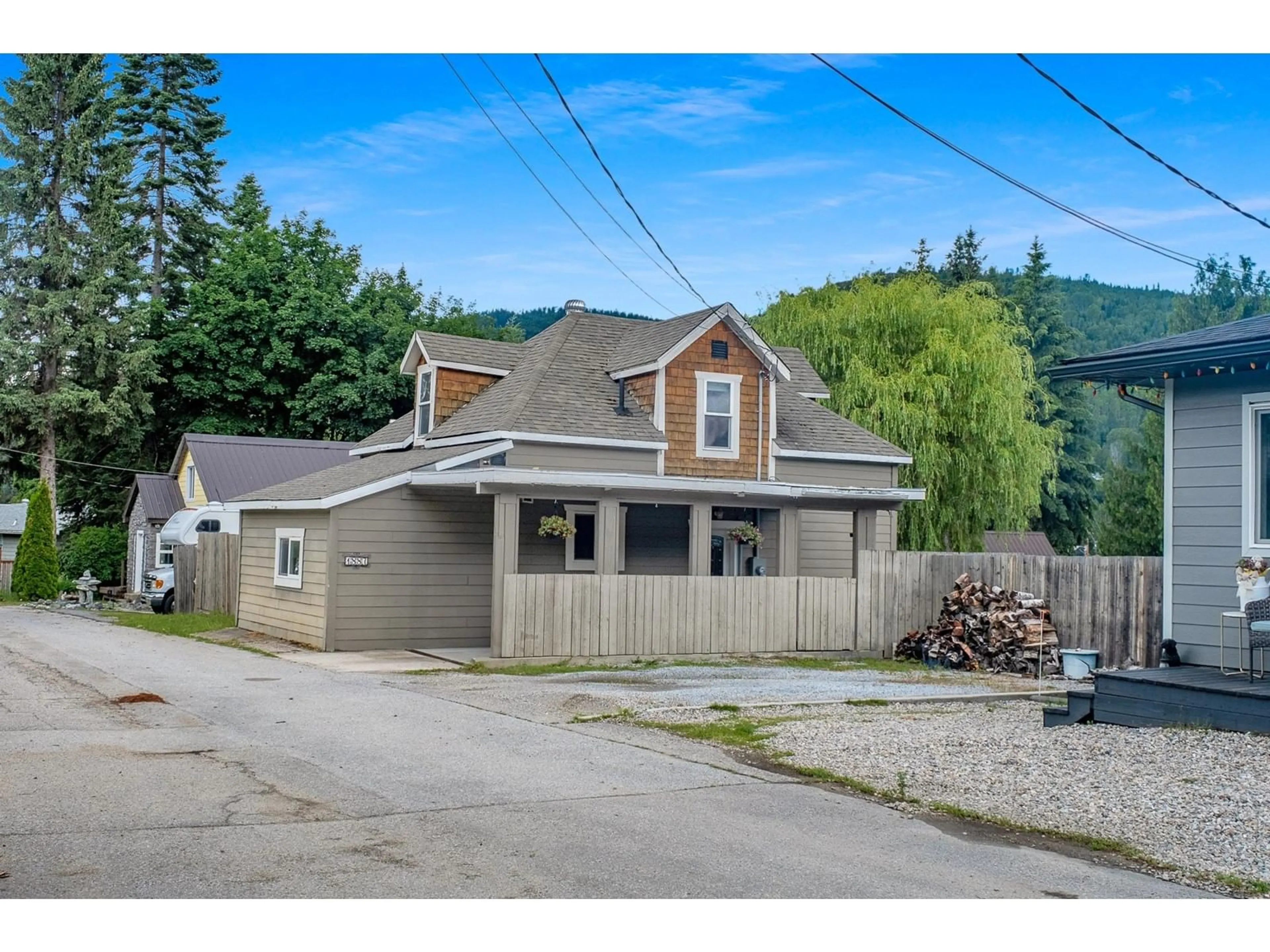 Frontside or backside of a home for 1887 KOOTENAY LANE, Fruitvale British Columbia V0G1L0