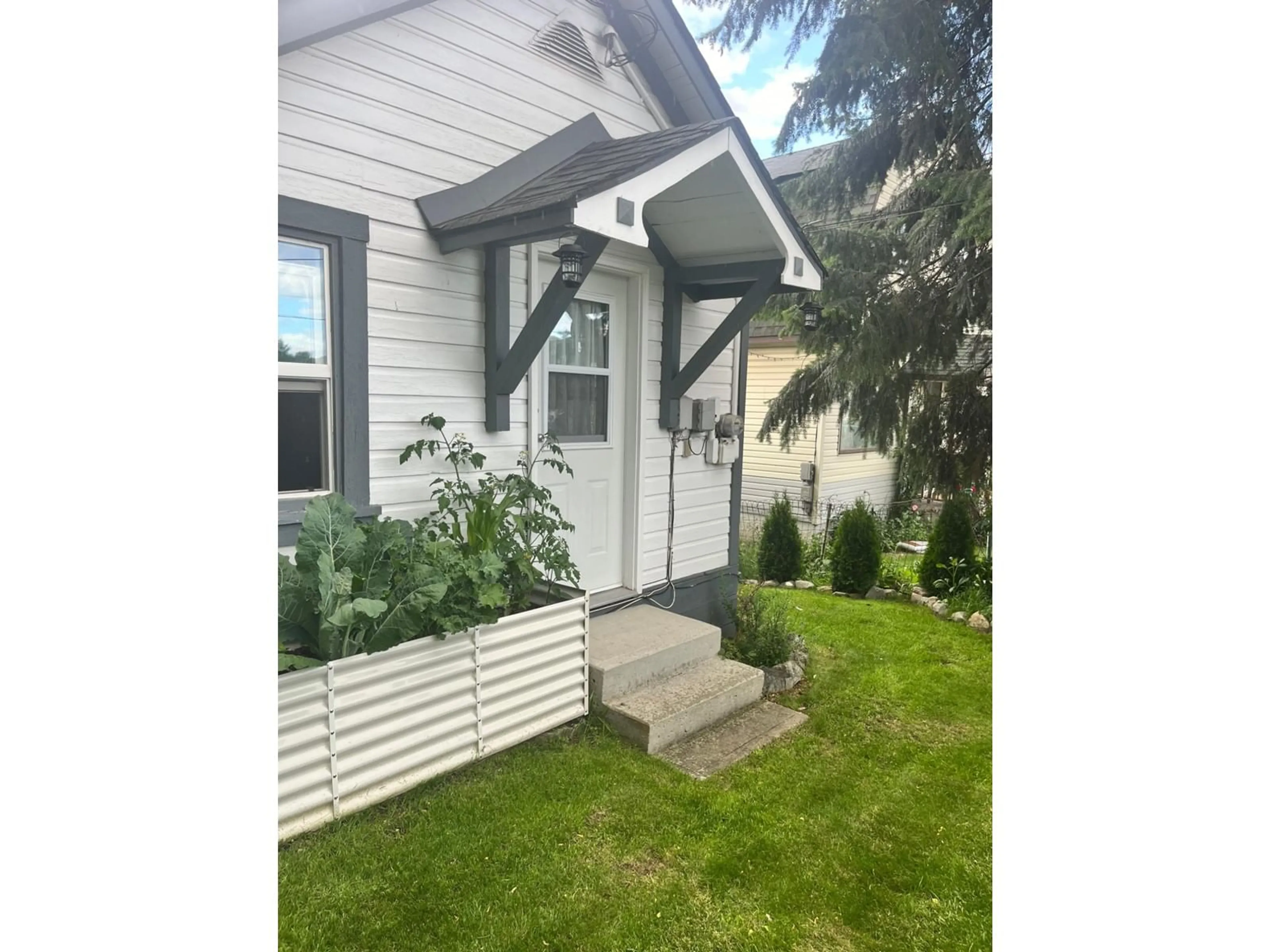 Frontside or backside of a home for 151 CRESCENT STREET, Castlegar British Columbia V1N1B3