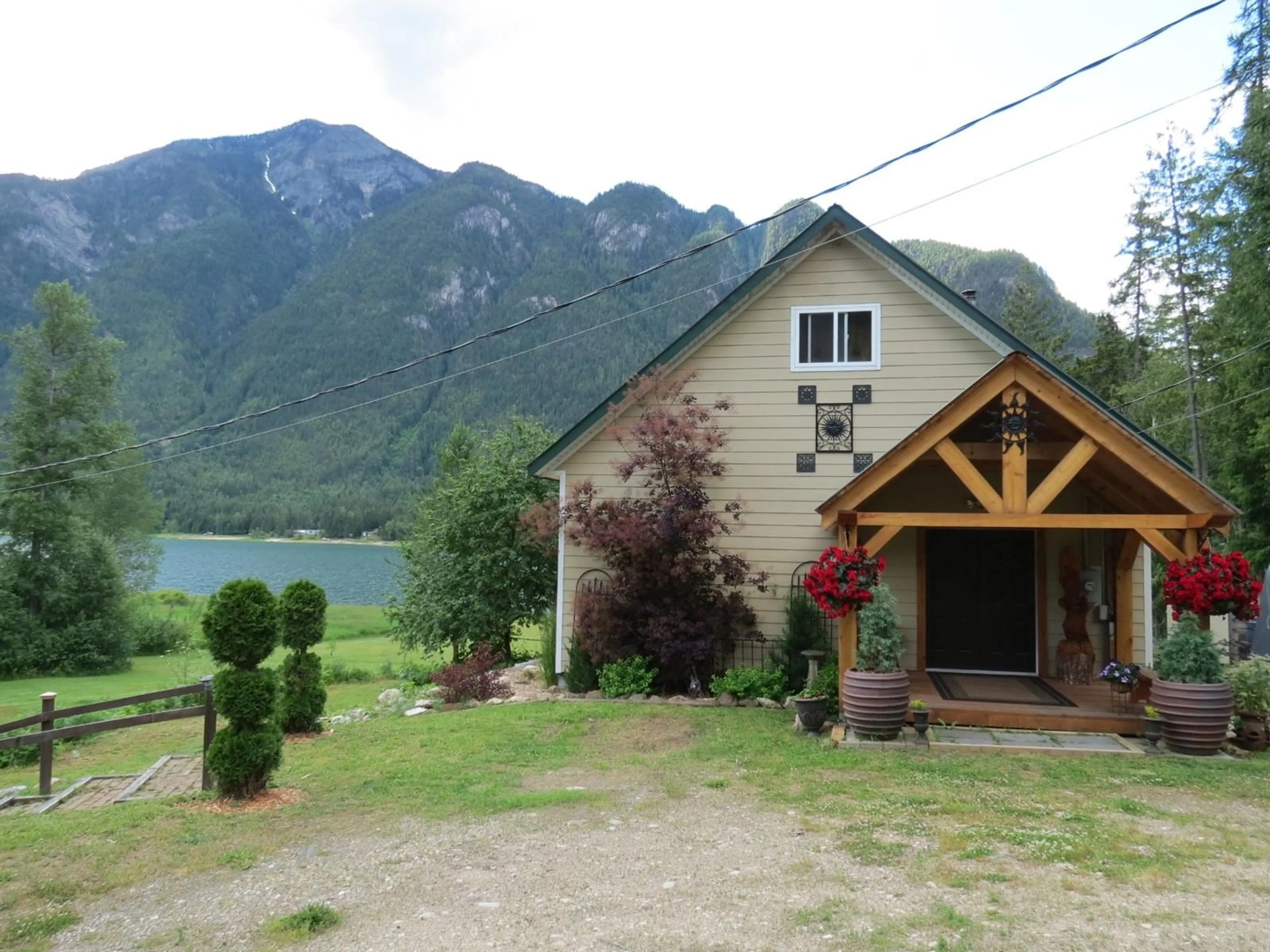 Cottage for 240 ARROW PARK DEMARS ROAD, Nakusp British Columbia V0G1R1