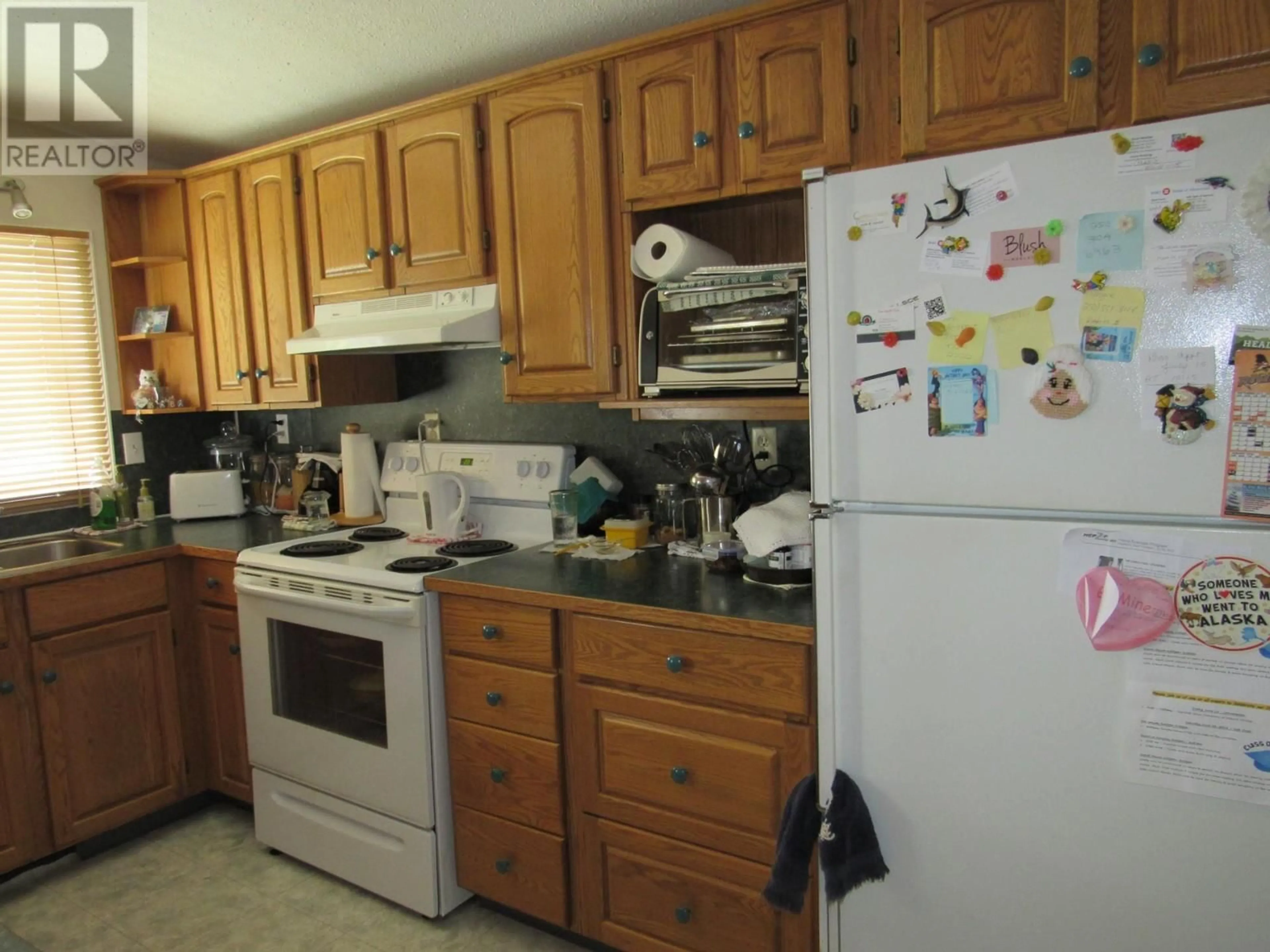 Standard kitchen, unknown for 1125 MOUNTAIN STREET, Robson British Columbia V0G1X0