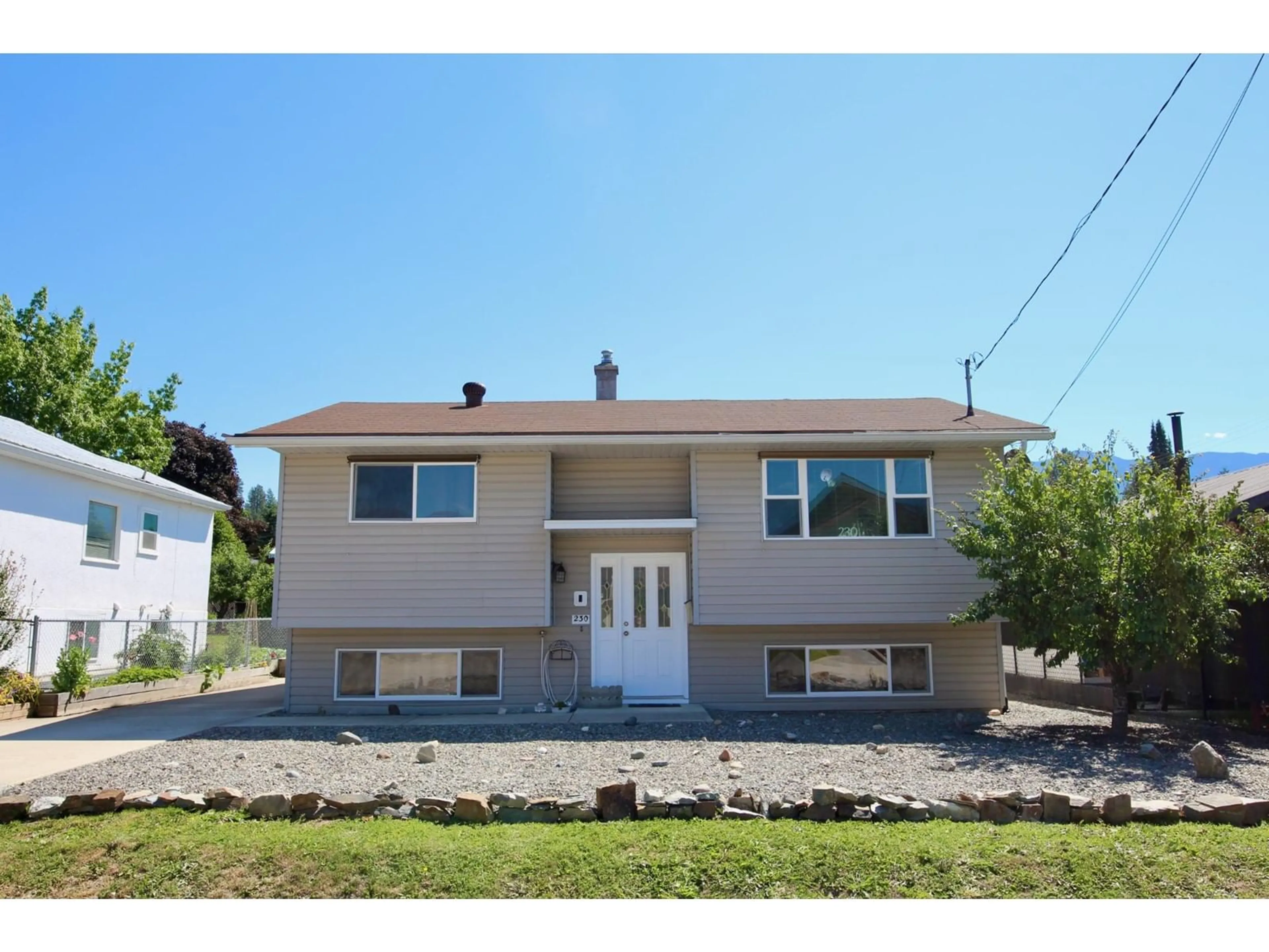 Frontside or backside of a home for 230 19TH AVENUE S, Creston British Columbia V0B1G5