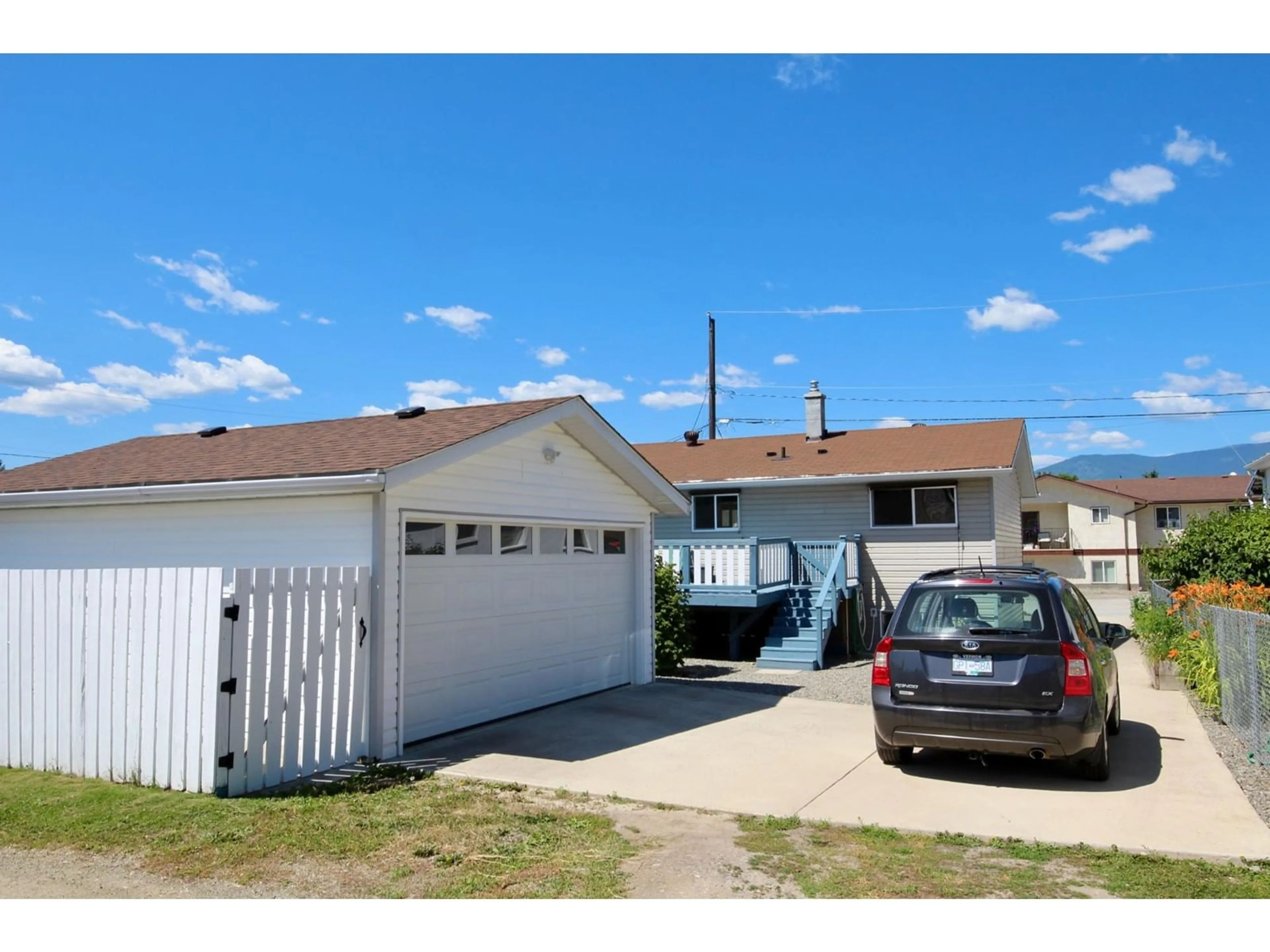 Frontside or backside of a home for 230 19TH AVENUE S, Creston British Columbia V0B1G5