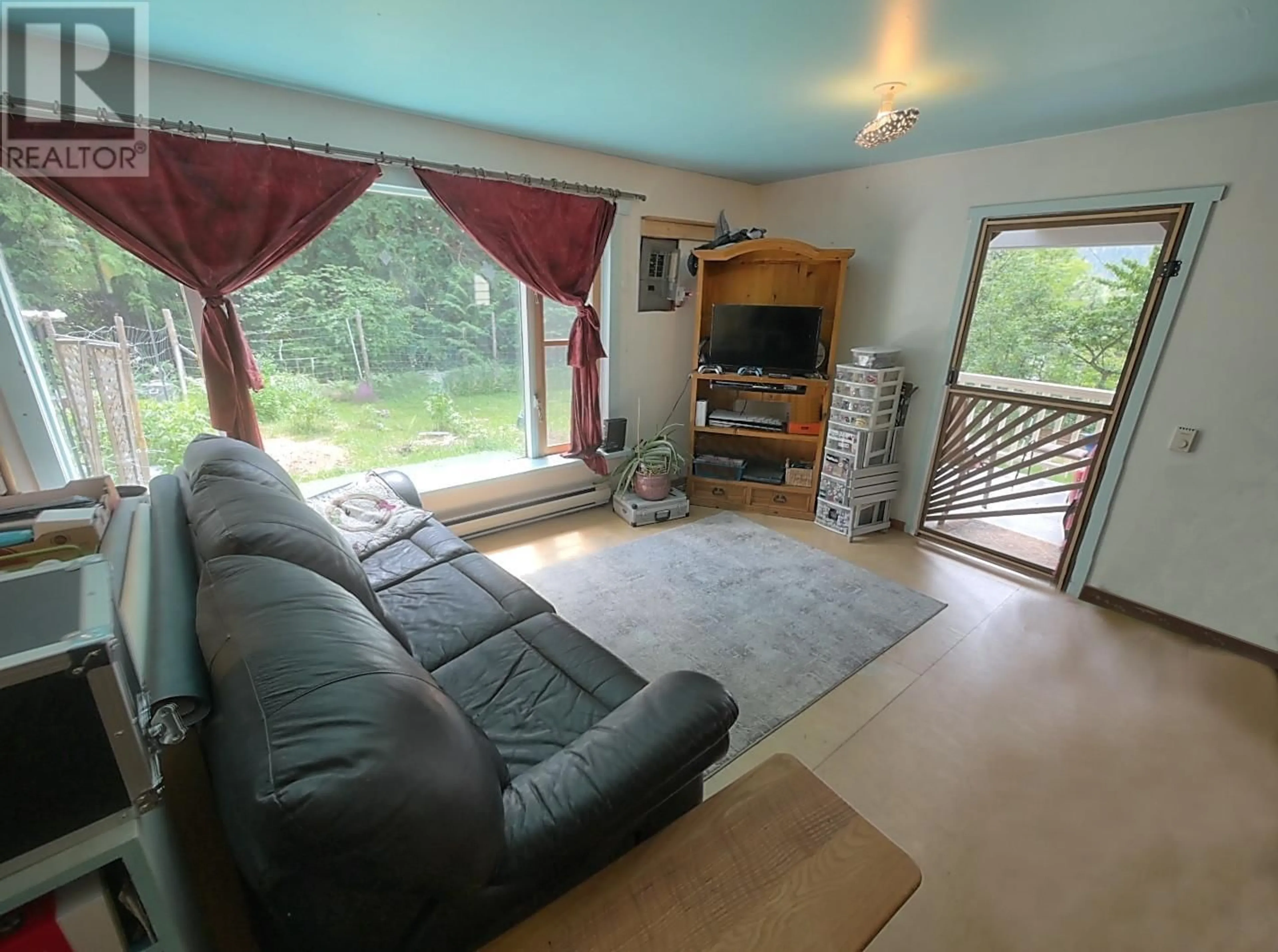 Living room with furniture, unknown for 603 ARLINGTON AVENUE, Slocan British Columbia V0G2C0