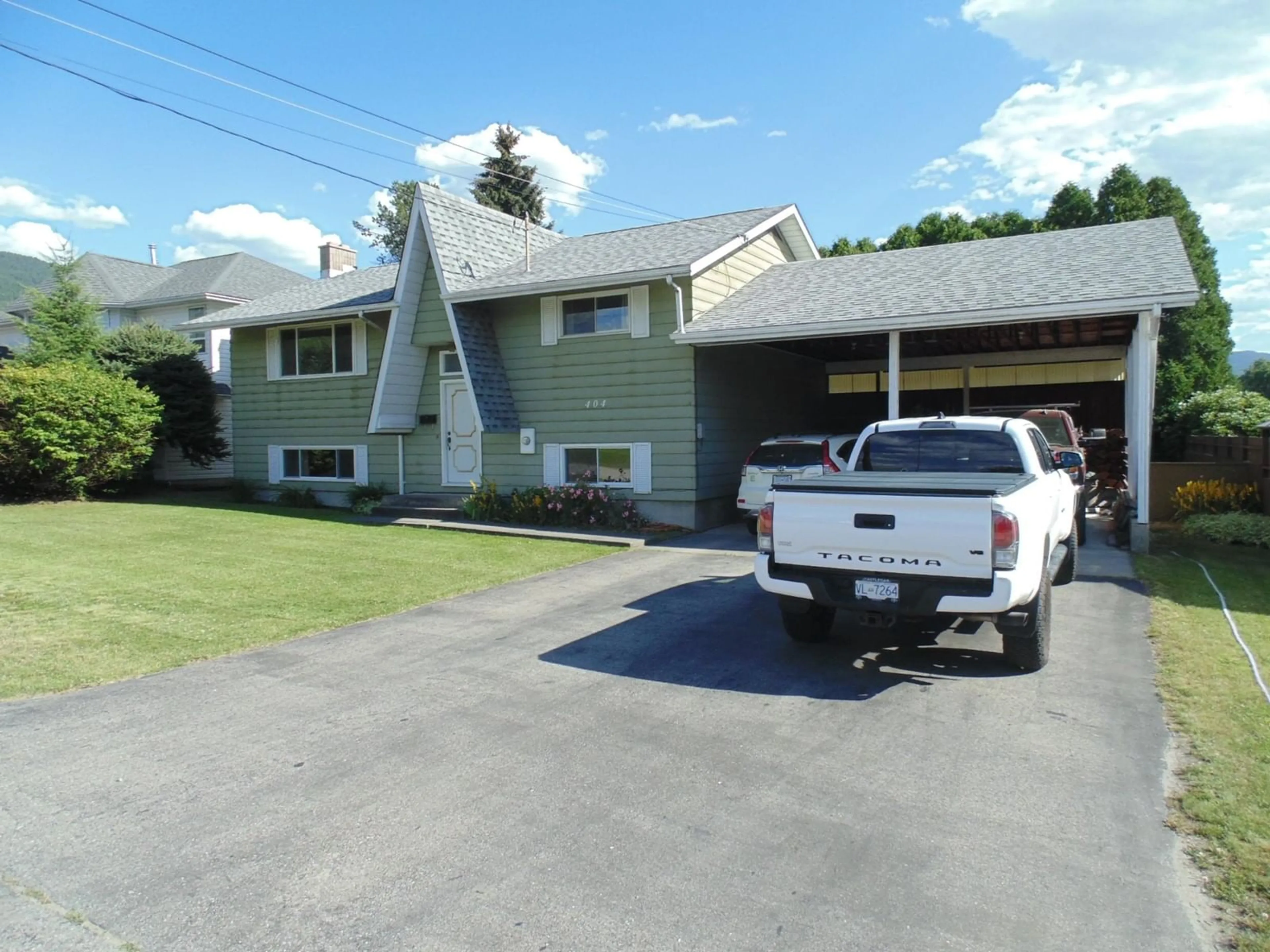 Frontside or backside of a home for 404 27TH STREET, Castlegar British Columbia V1N3V3