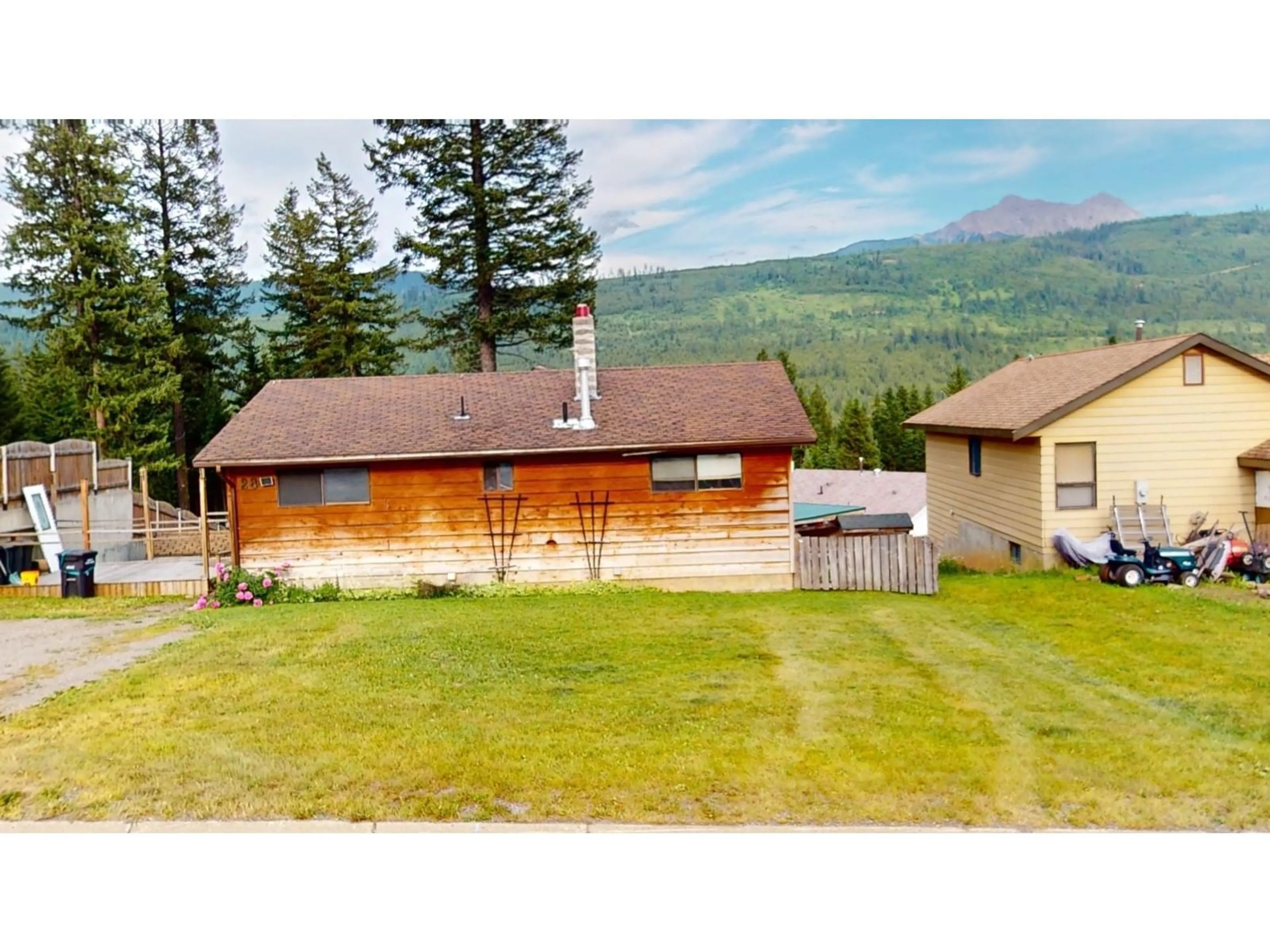 Cottage for 28 CASINO CRESCENT, Elkford Alberta V0B1H0