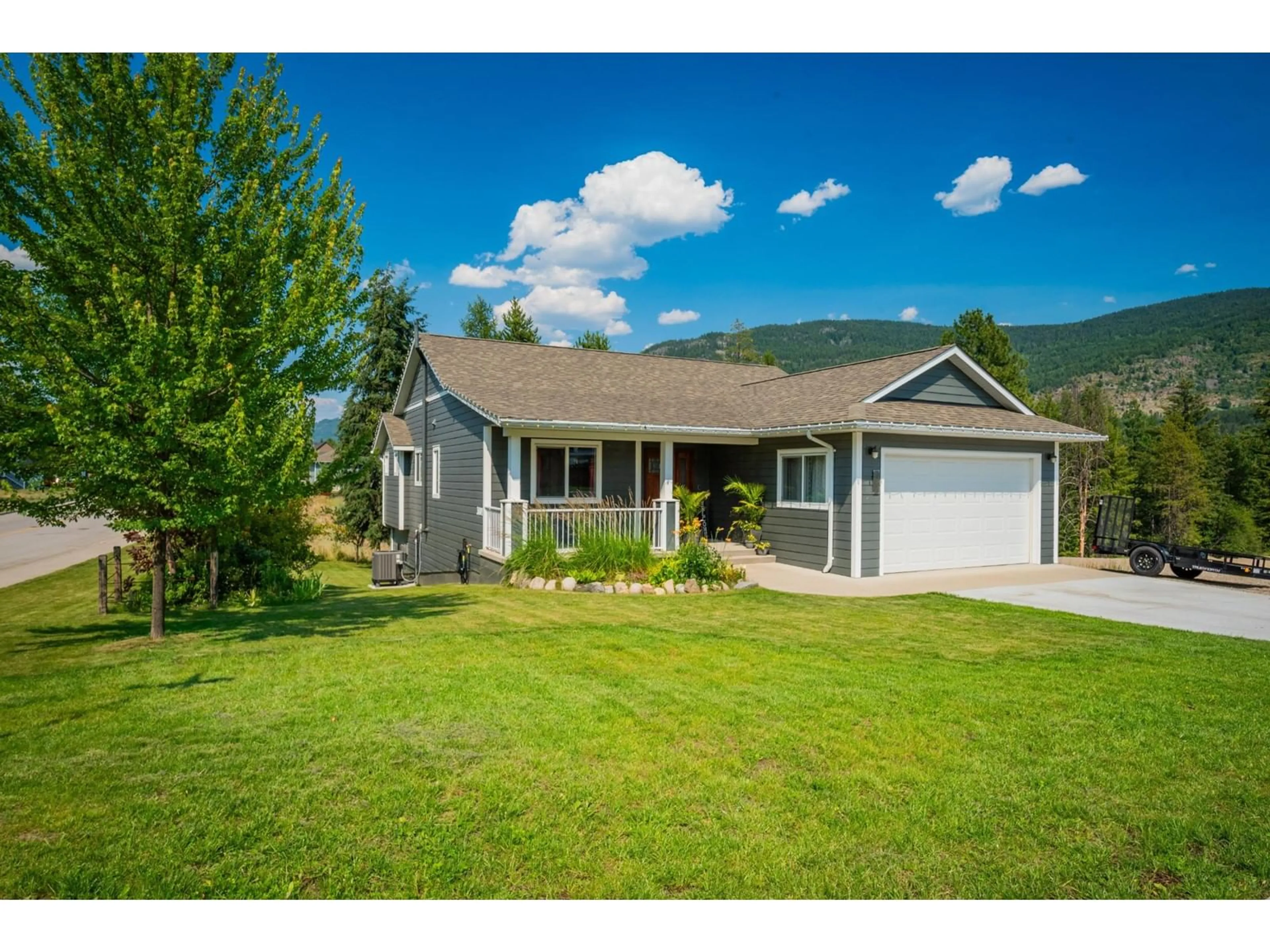 Frontside or backside of a home for 3801 THOMPSON AVENUE, Castlegar British Columbia V1N4Y5