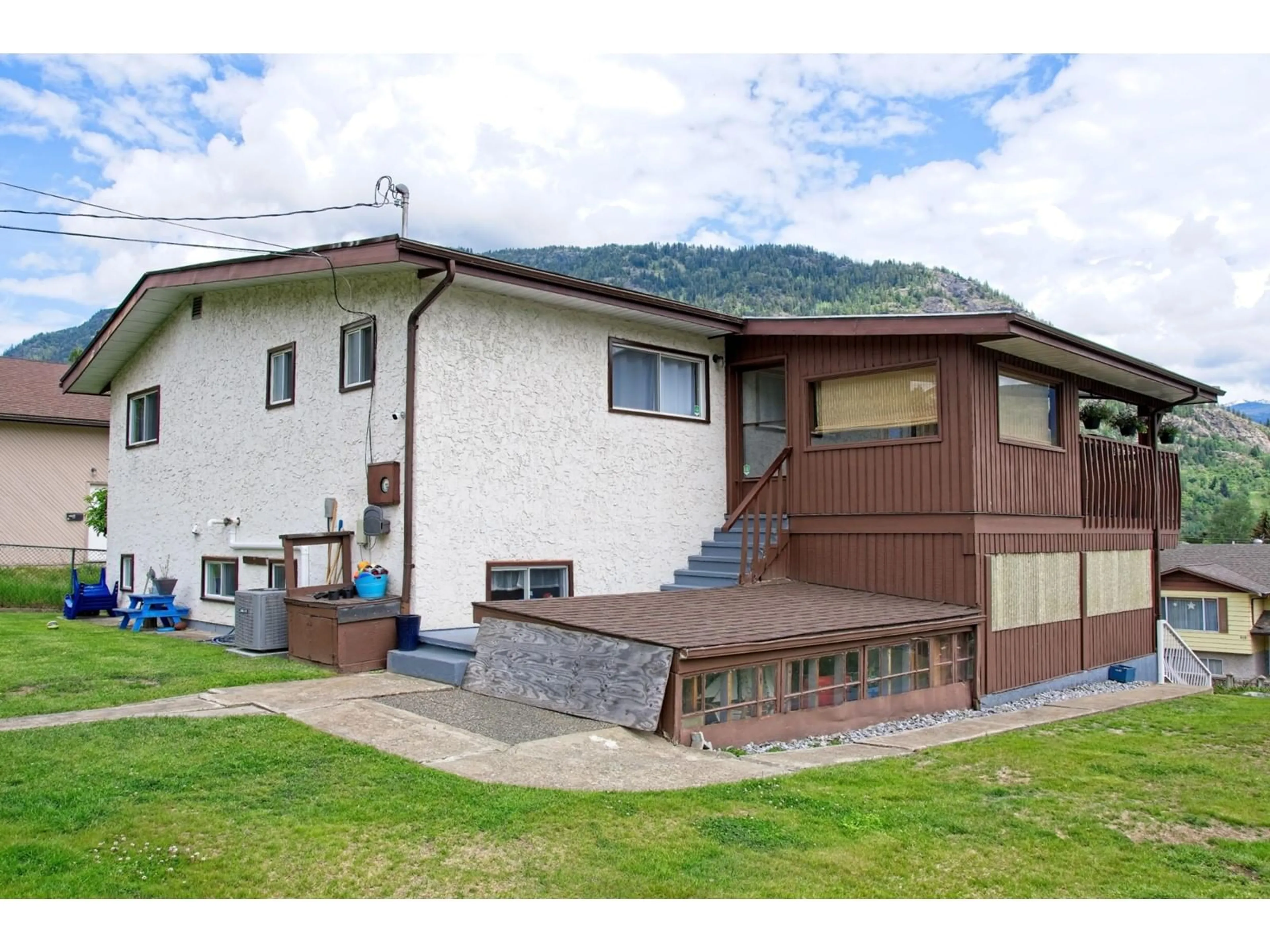 Frontside or backside of a home for 520 10TH AVENUE, Castlegar British Columbia V1N1K7