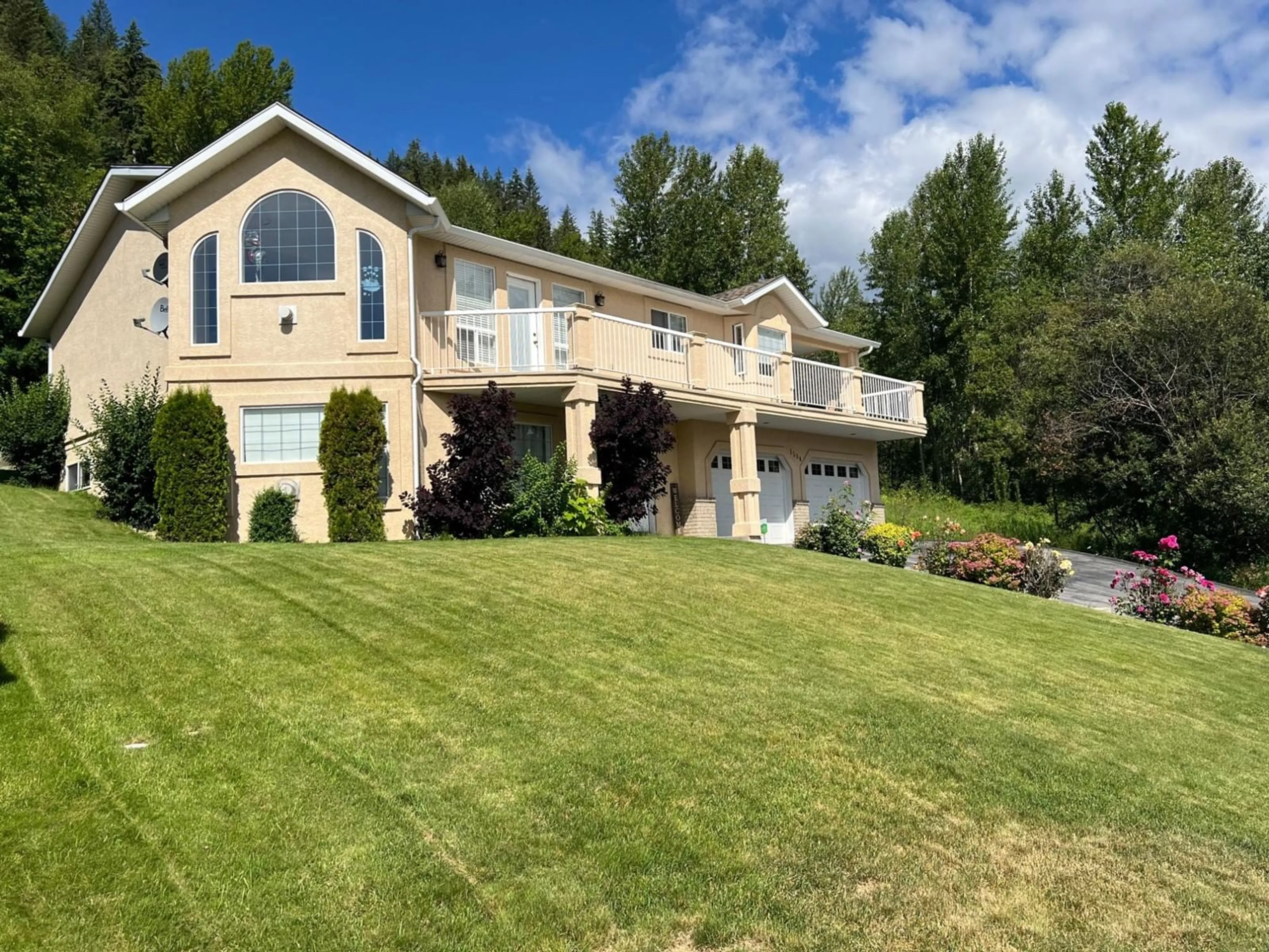 Frontside or backside of a home for 1504 WOODLAND DRIVE, Castlegar British Columbia V1N4J4