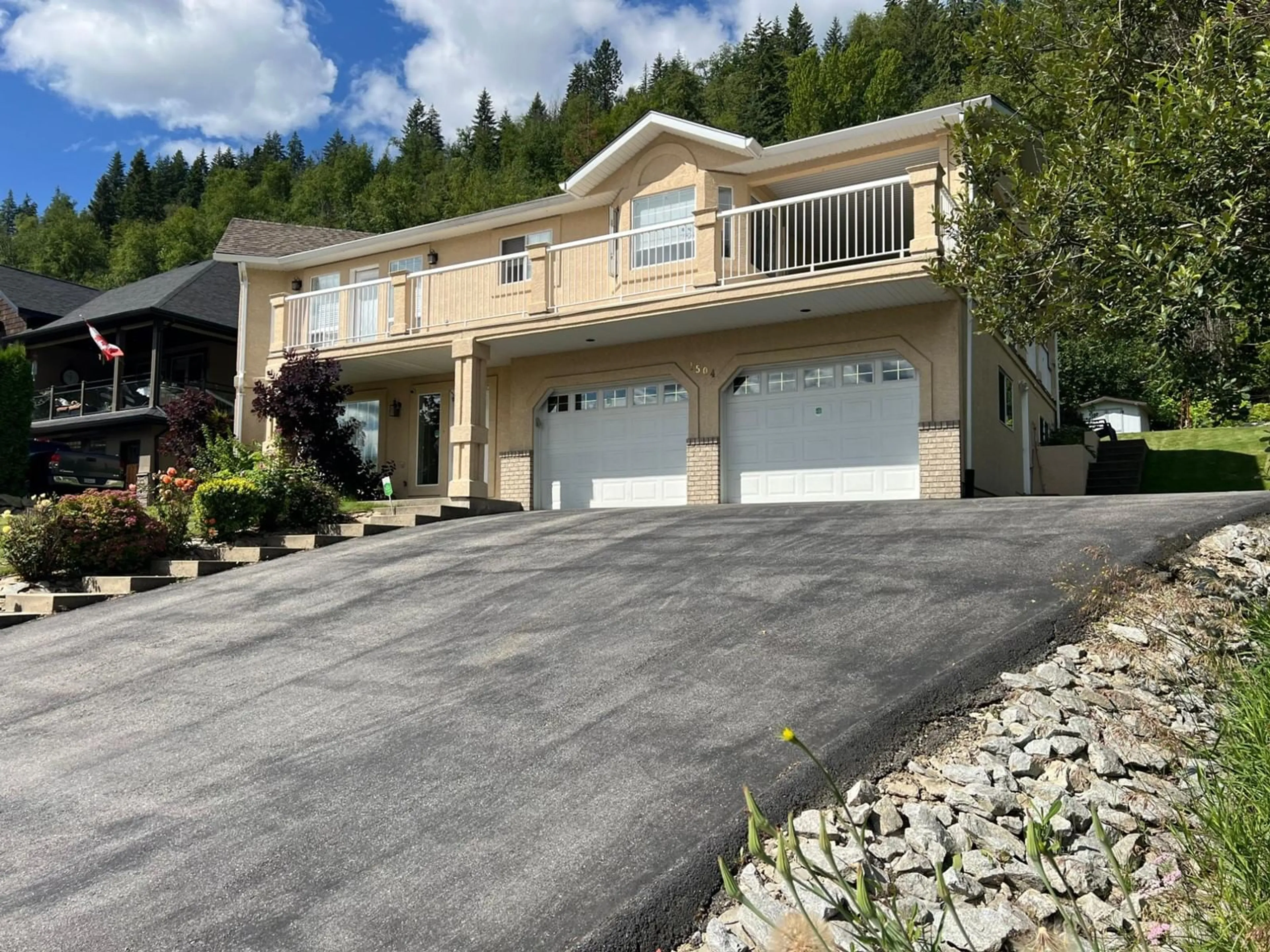 Outside view for 1504 WOODLAND DRIVE, Castlegar British Columbia V1N4J4