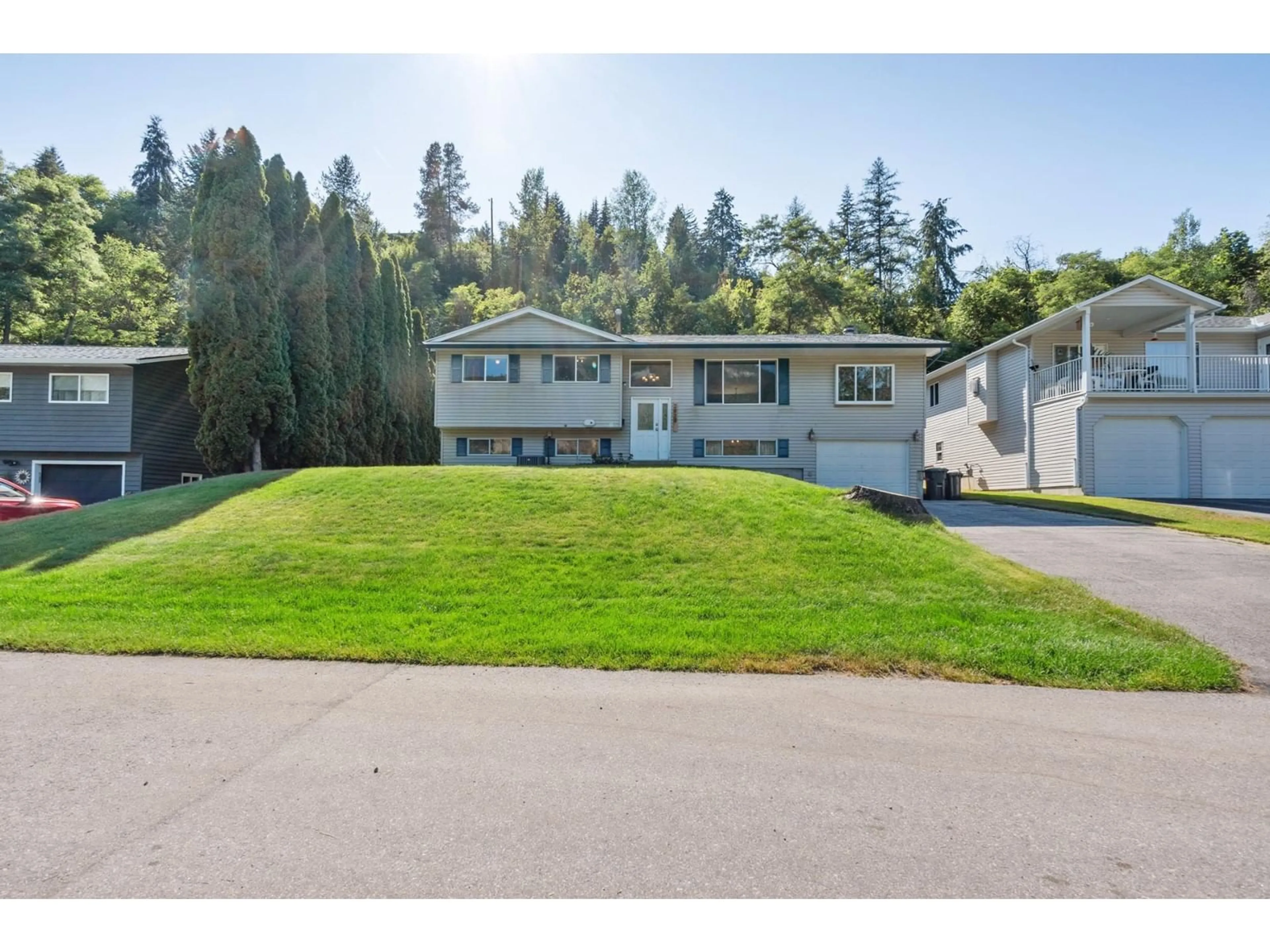 Frontside or backside of a home for 2828 DUMONT CRESCENT, Castlegar British Columbia V1N3J5