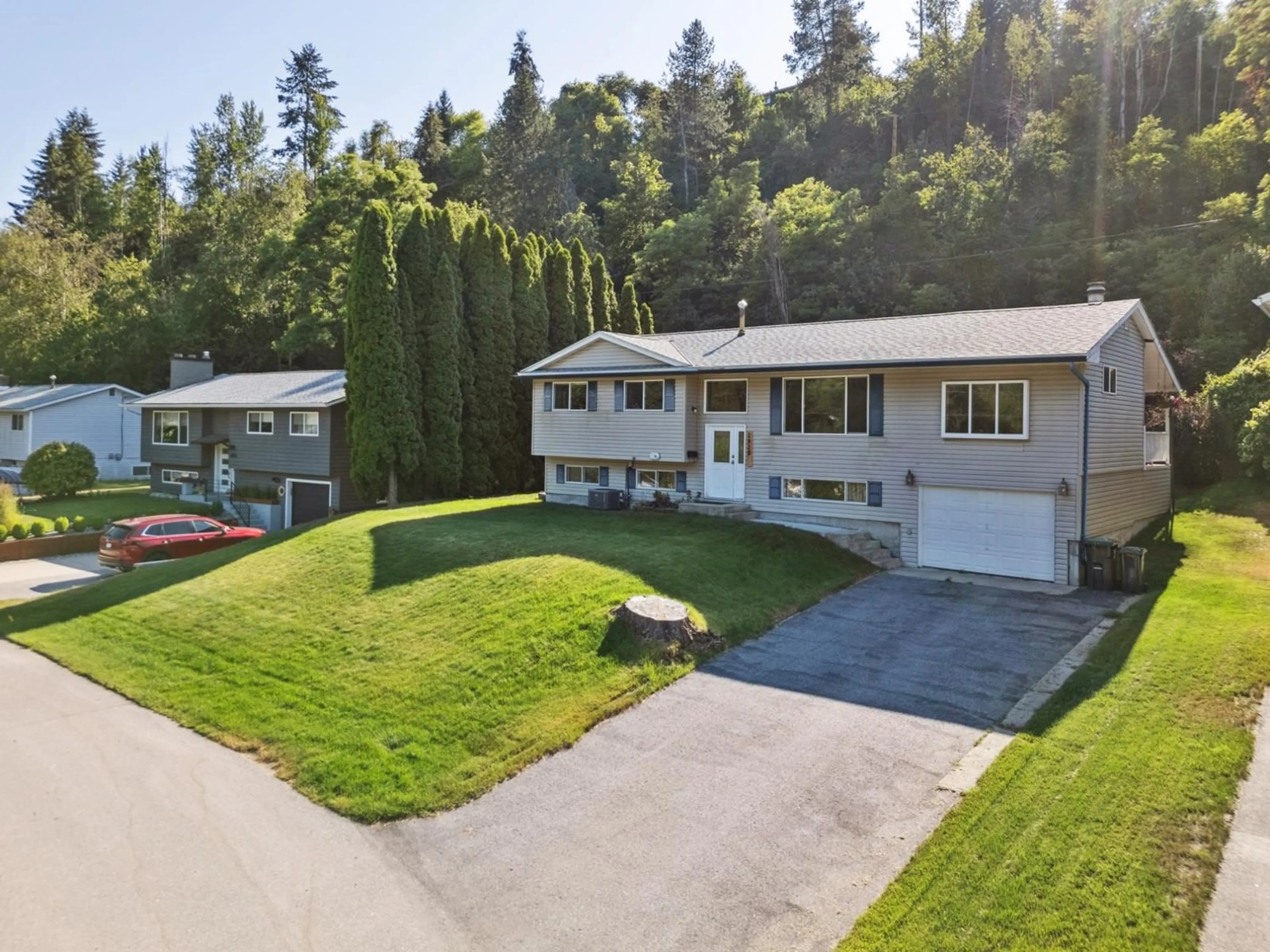 Frontside or backside of a home, the street view for 2828 DUMONT Crescent, Castlegar British Columbia V1N3J5