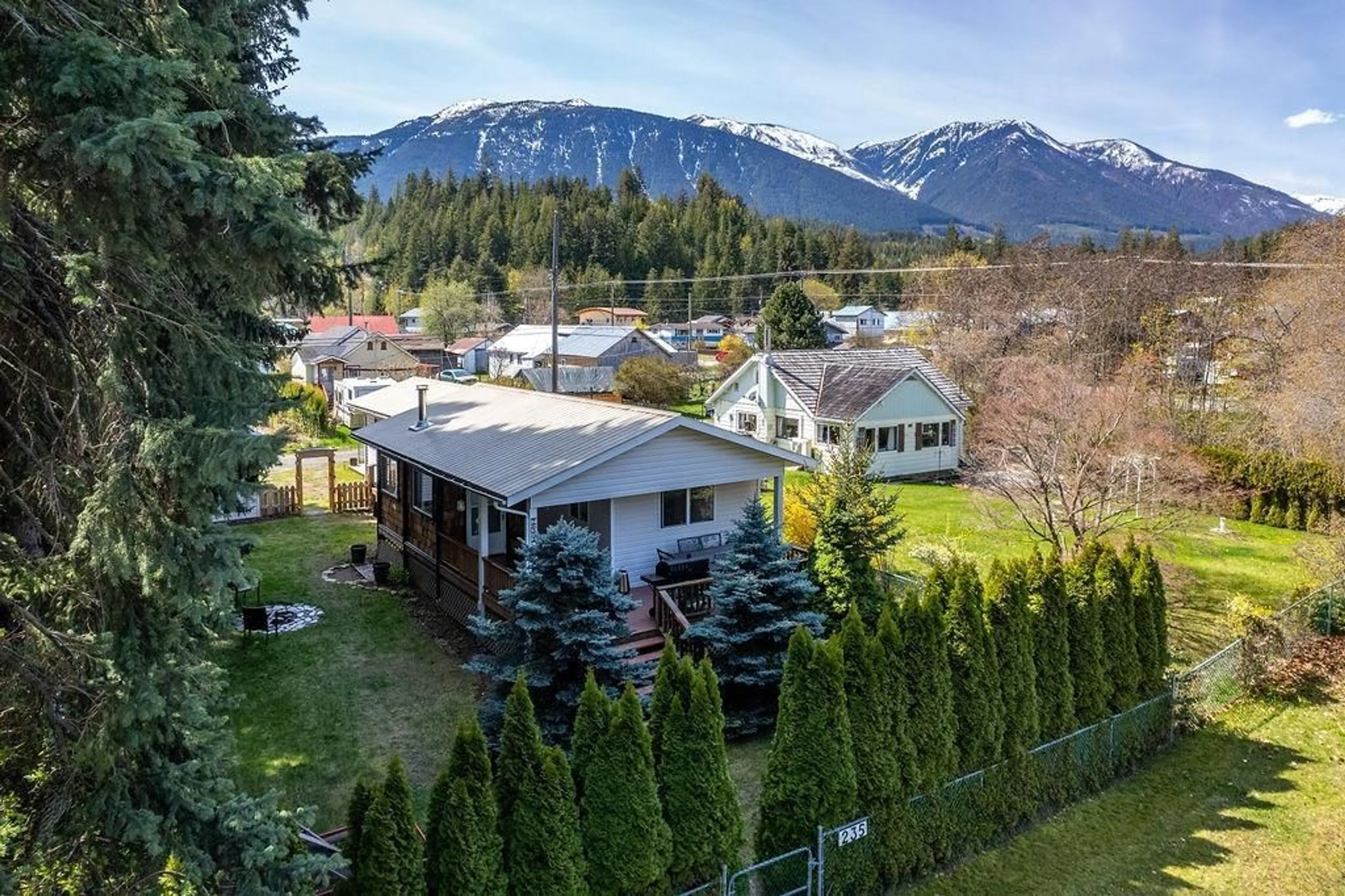 Cottage for 235 B AVENUE, Kaslo British Columbia V0G1M0