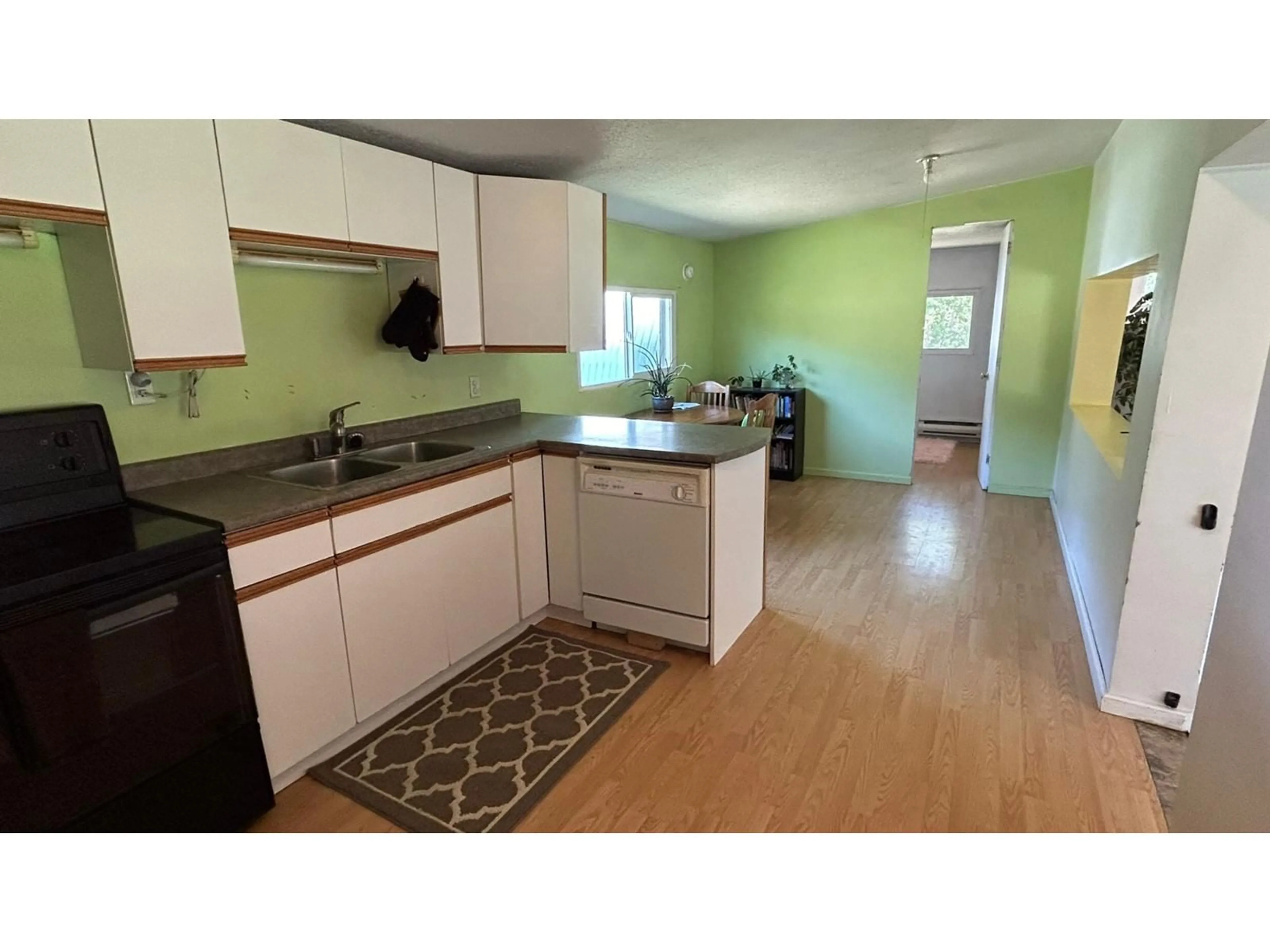 Standard kitchen for 202 MEADOWS ROAD, Ross Spur British Columbia V0G1Z0