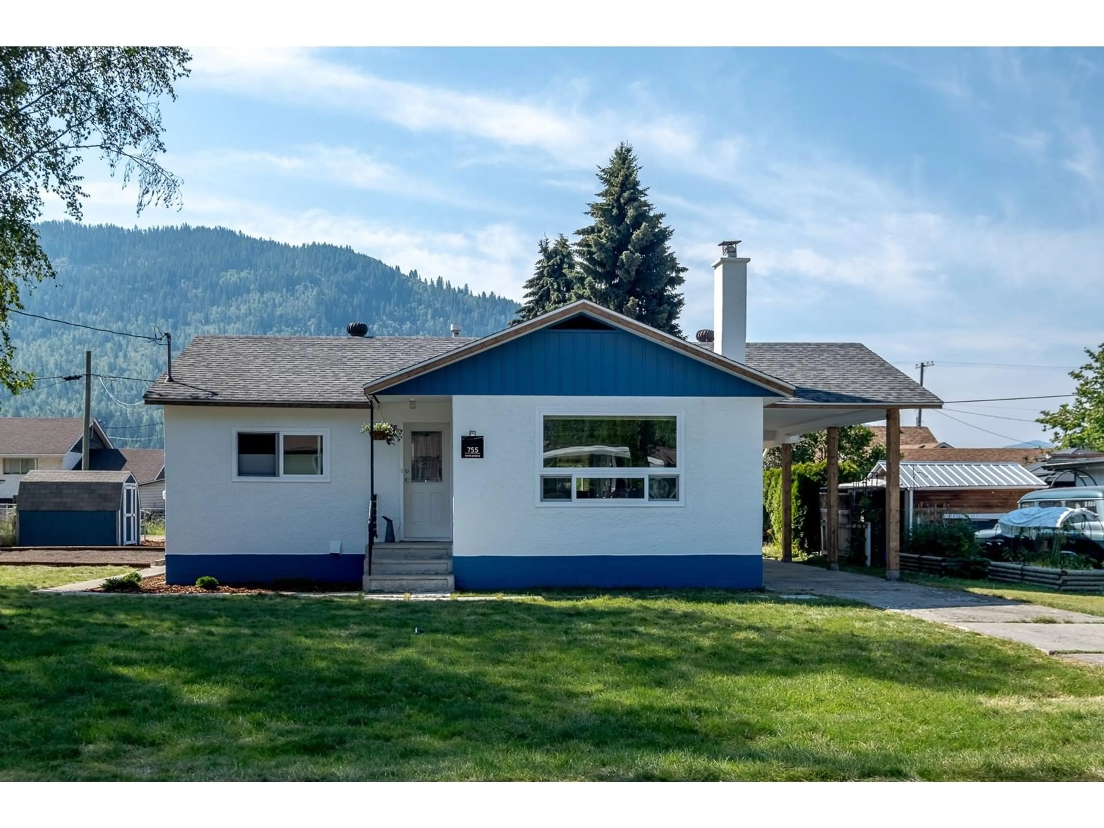 Frontside or backside of a home for 755 9TH AVENUE, Montrose British Columbia V0G1P0