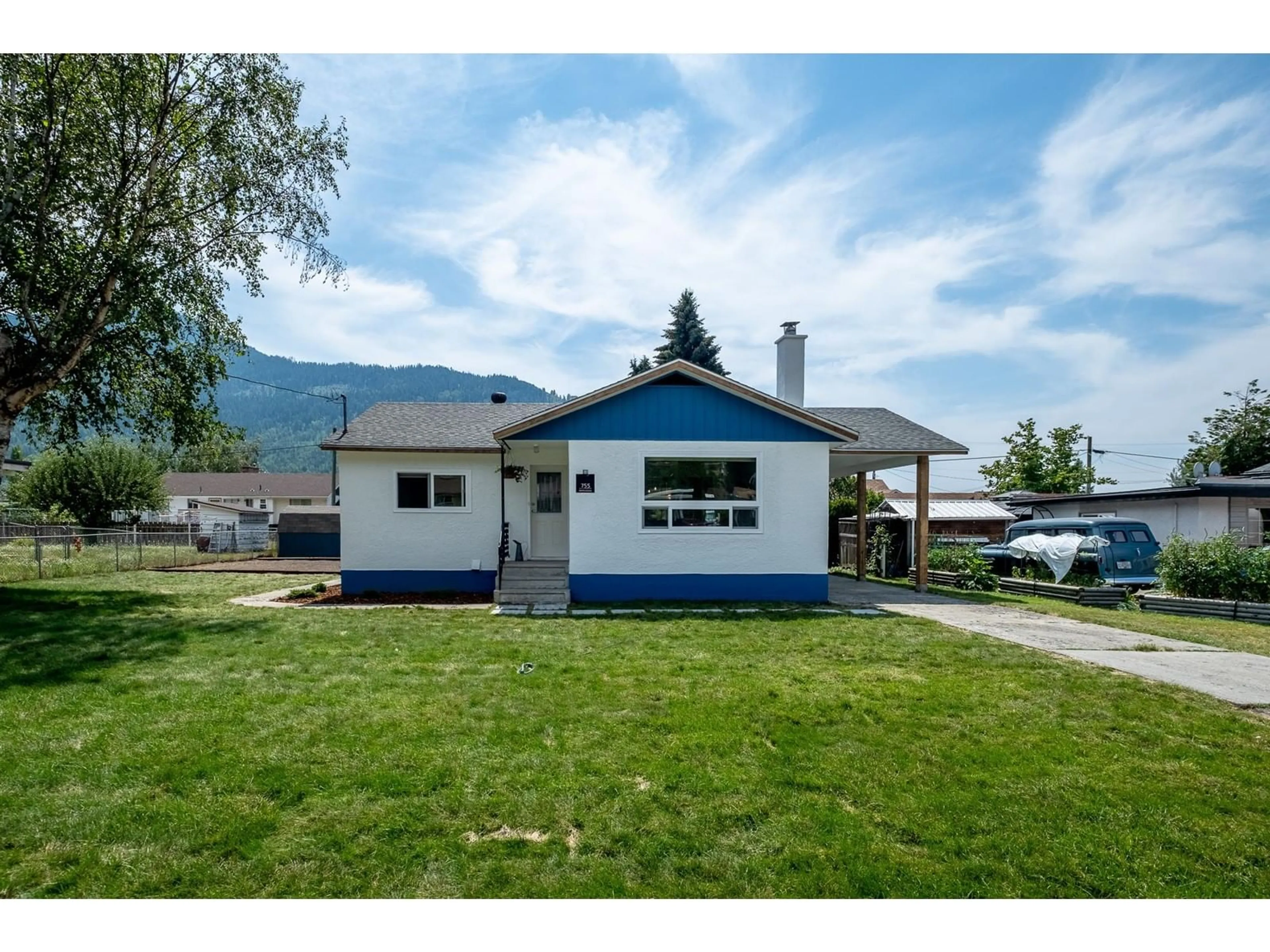 Frontside or backside of a home for 755 9TH AVENUE, Montrose British Columbia V0G1P0