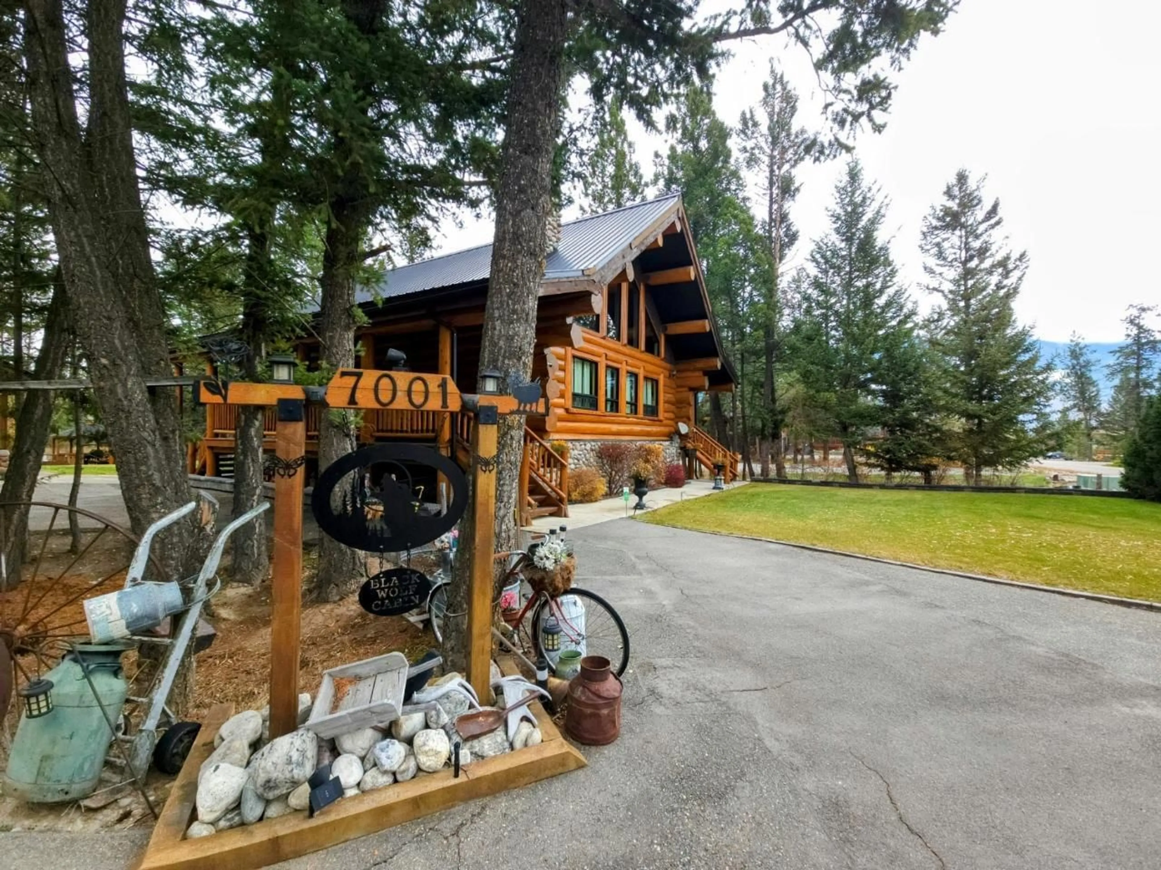 Indoor foyer for 7001 COLUMBIA RIDGE Drive, Fairmont Hot Springs British Columbia V0B1B0