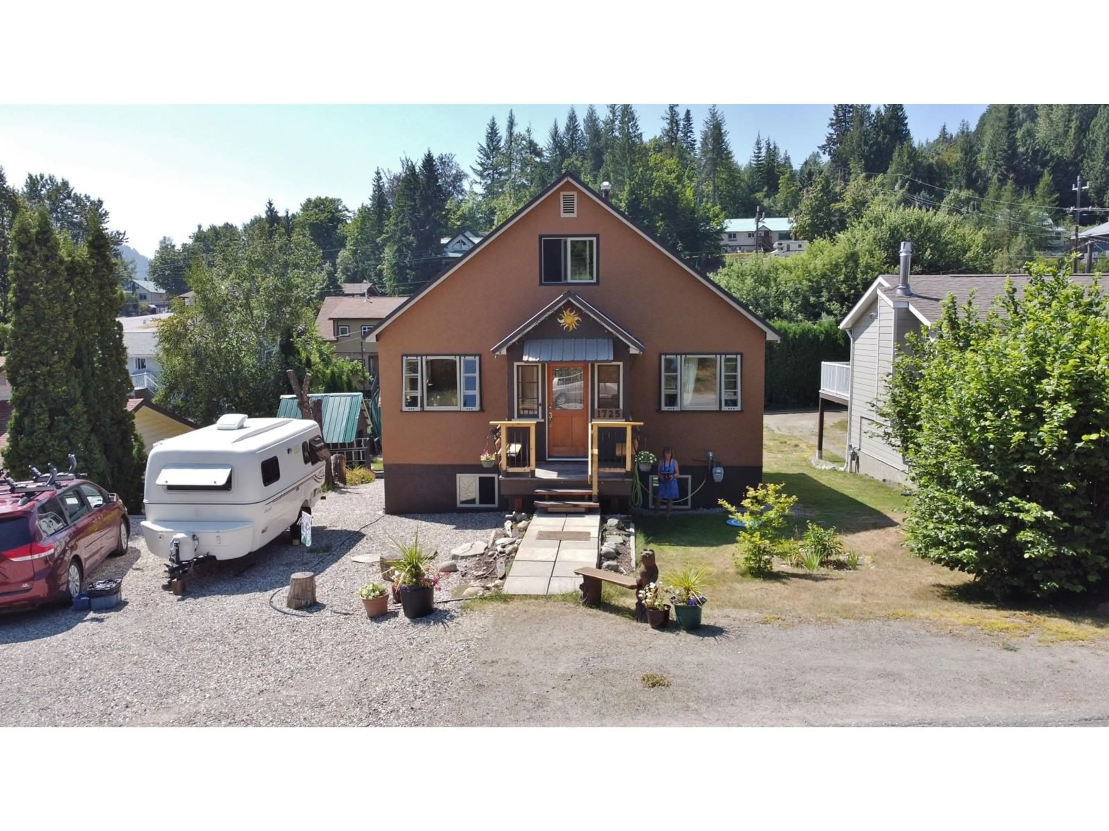 Outside view for 1725 THOMPSON AVENUE, Rossland British Columbia V0G1Y0