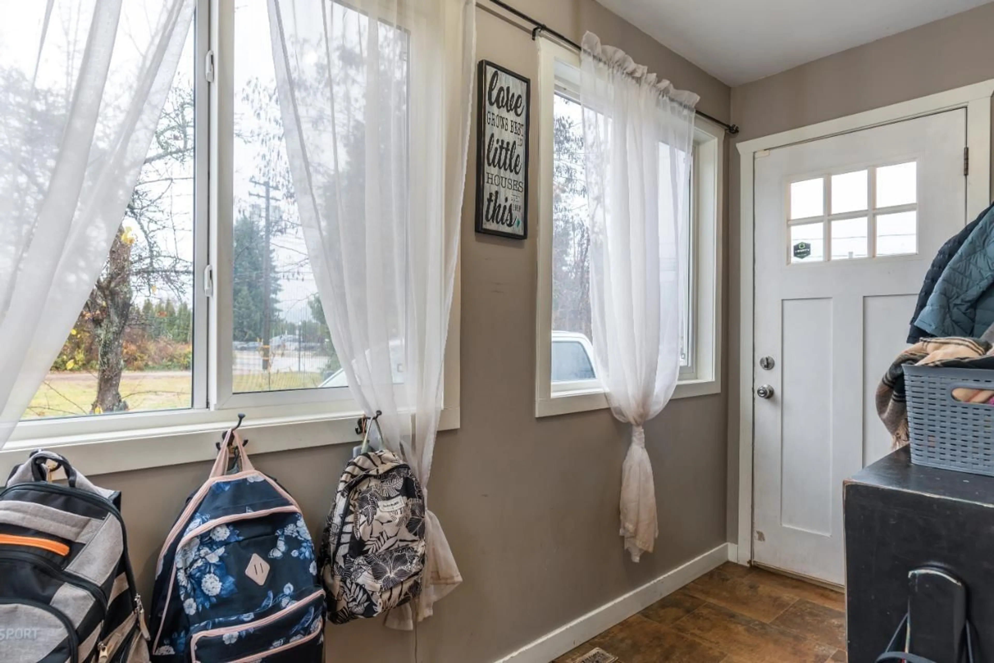 Indoor entryway, wood floors for 2704 COLUMBIA Avenue, Castlegar British Columbia V1N2X6