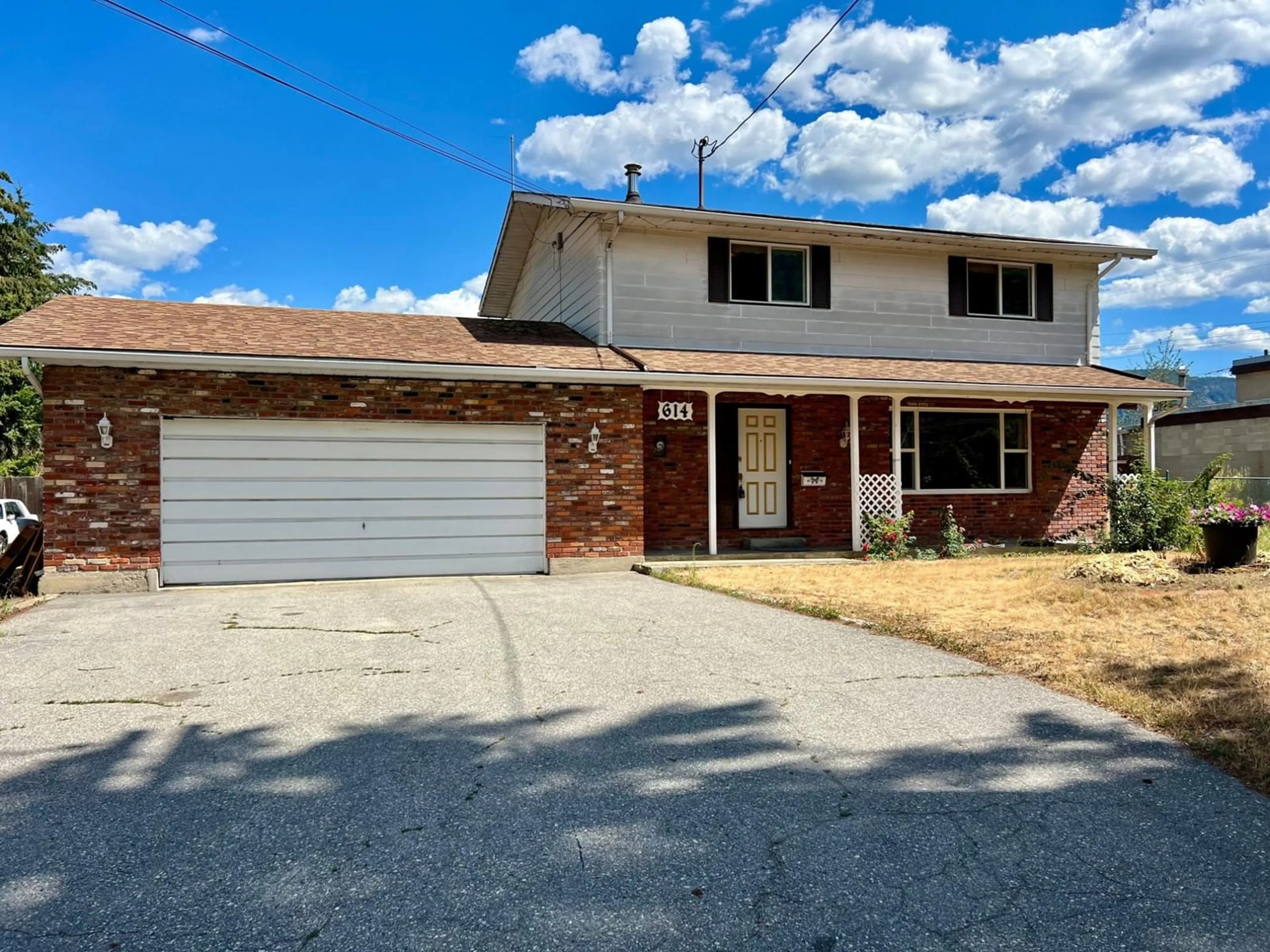 Frontside or backside of a home, the street view for 614 12TH Street, Castlegar British Columbia V1N2K3