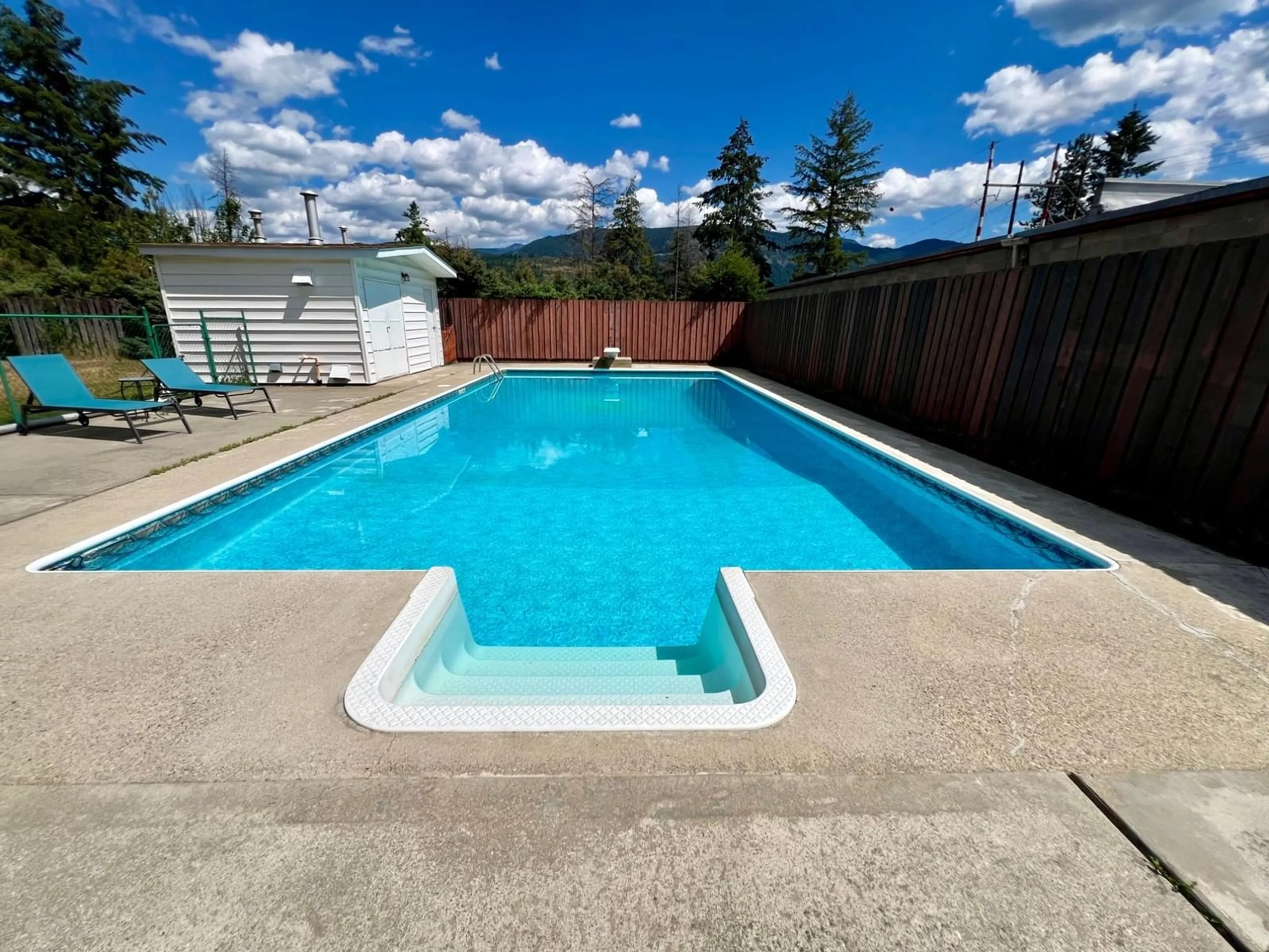 Indoor or outdoor pool for 614 12TH Street, Castlegar British Columbia V1N2K3