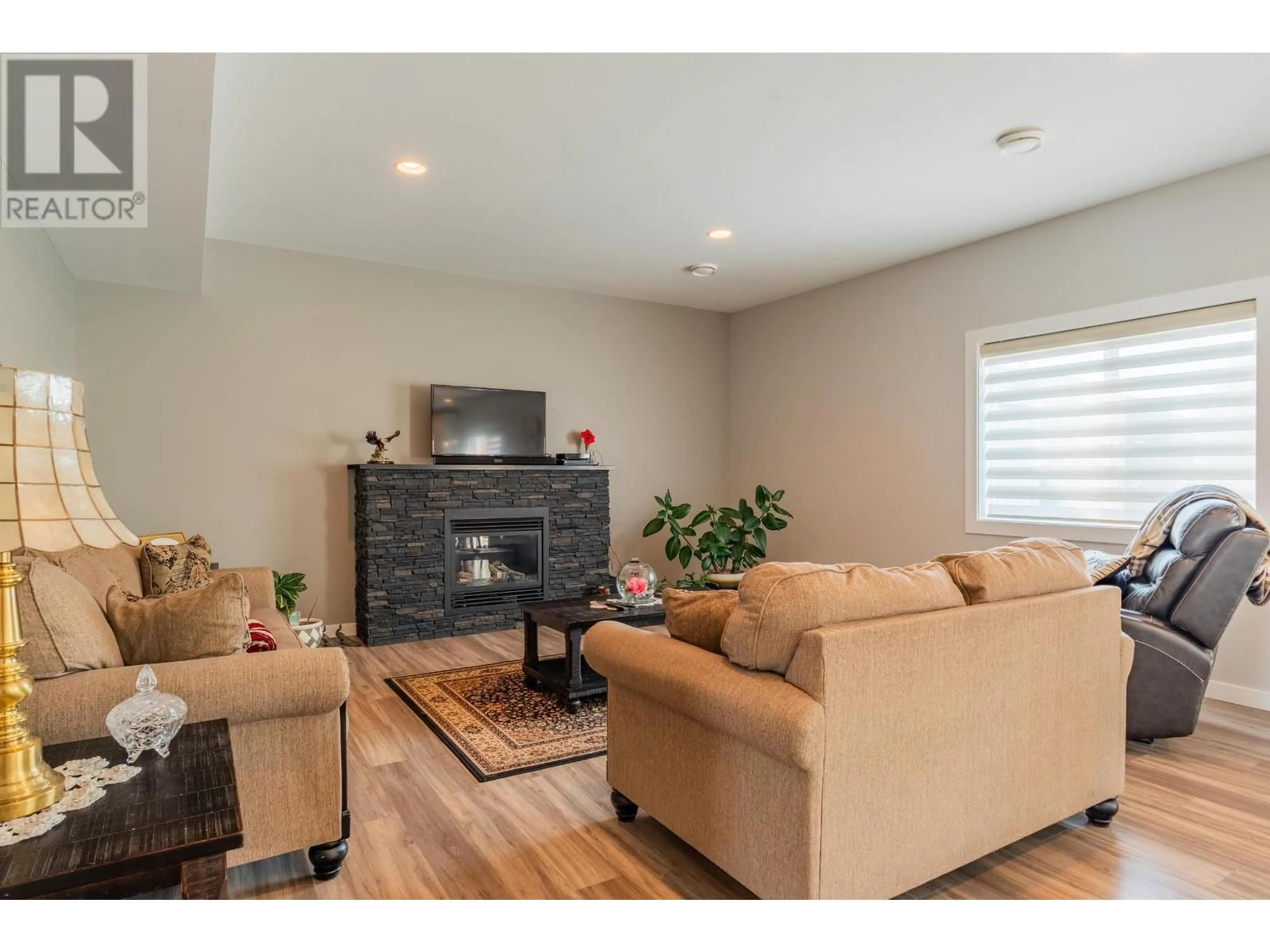 Living room with furniture, wood/laminate floor for 1532 ASPEN LANE, Castlegar British Columbia V1N4X8