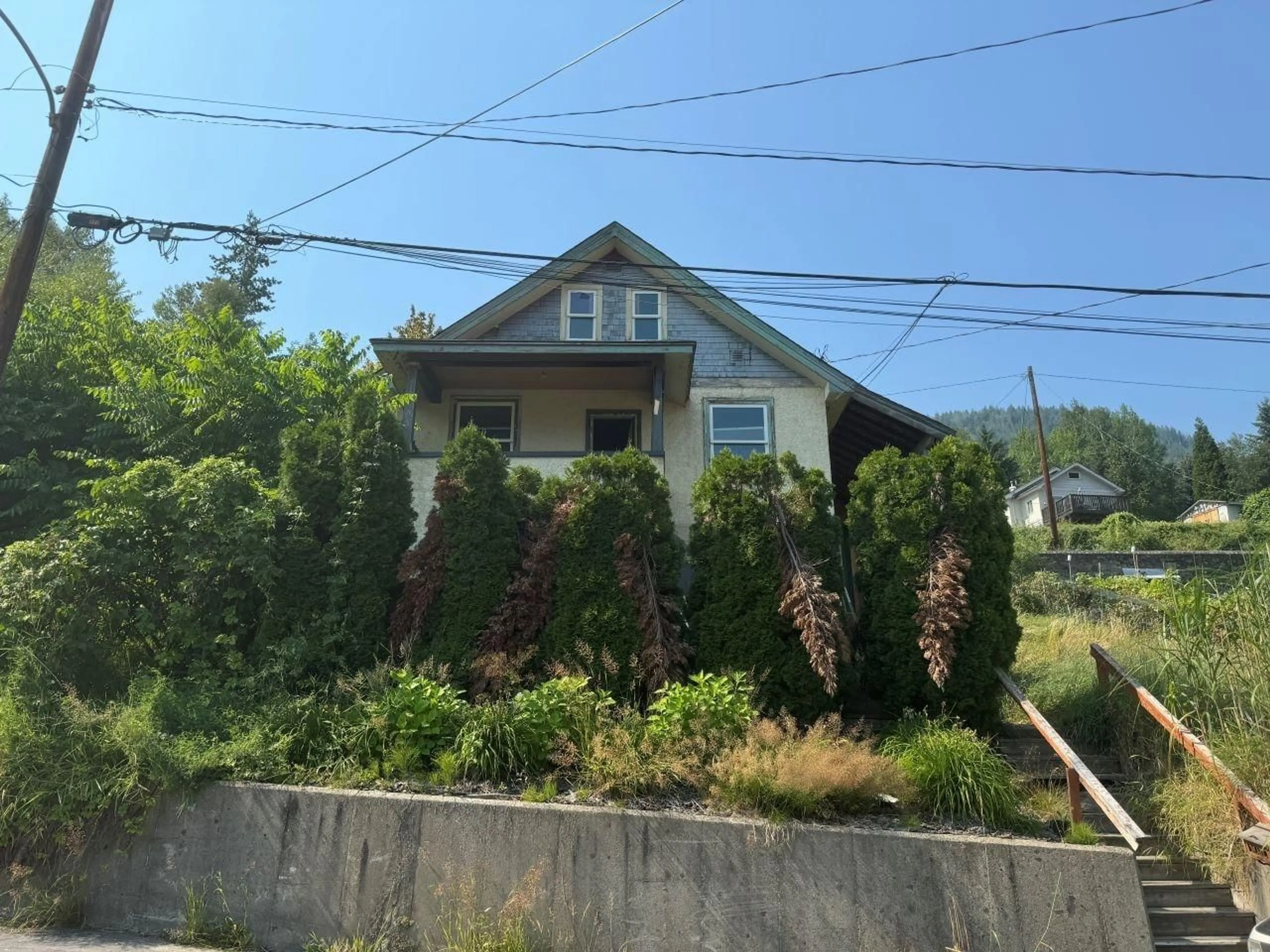 Frontside or backside of a home, cottage for 1490 LOOKOUT Street, Trail British Columbia V1R3P6